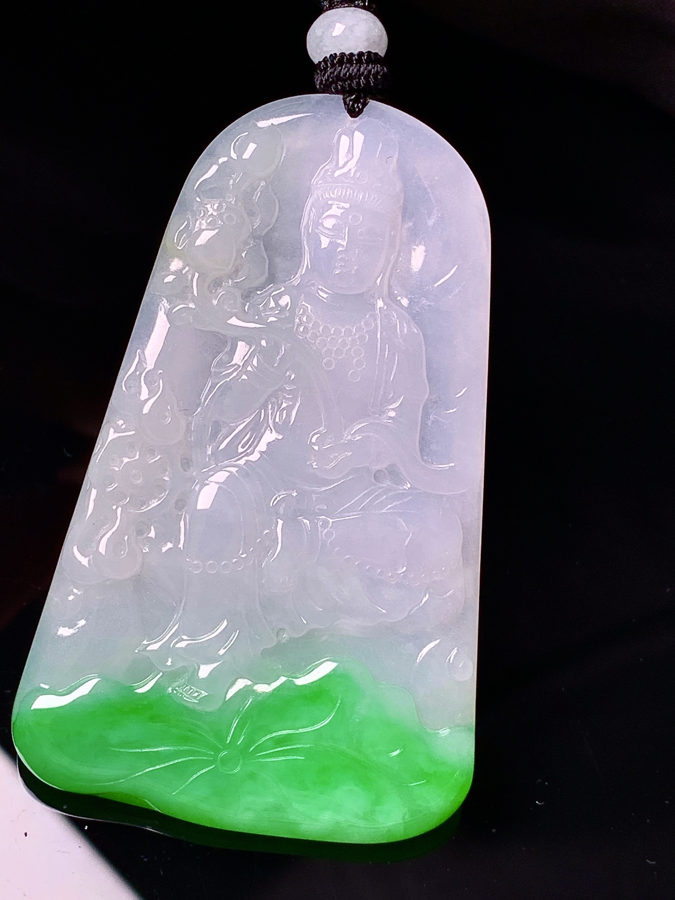 飘绿观音菩萨吊坠 玉质细腻 色泽艳丽清新 水润亮眼 整体尺寸61.2*38.3*5 w1