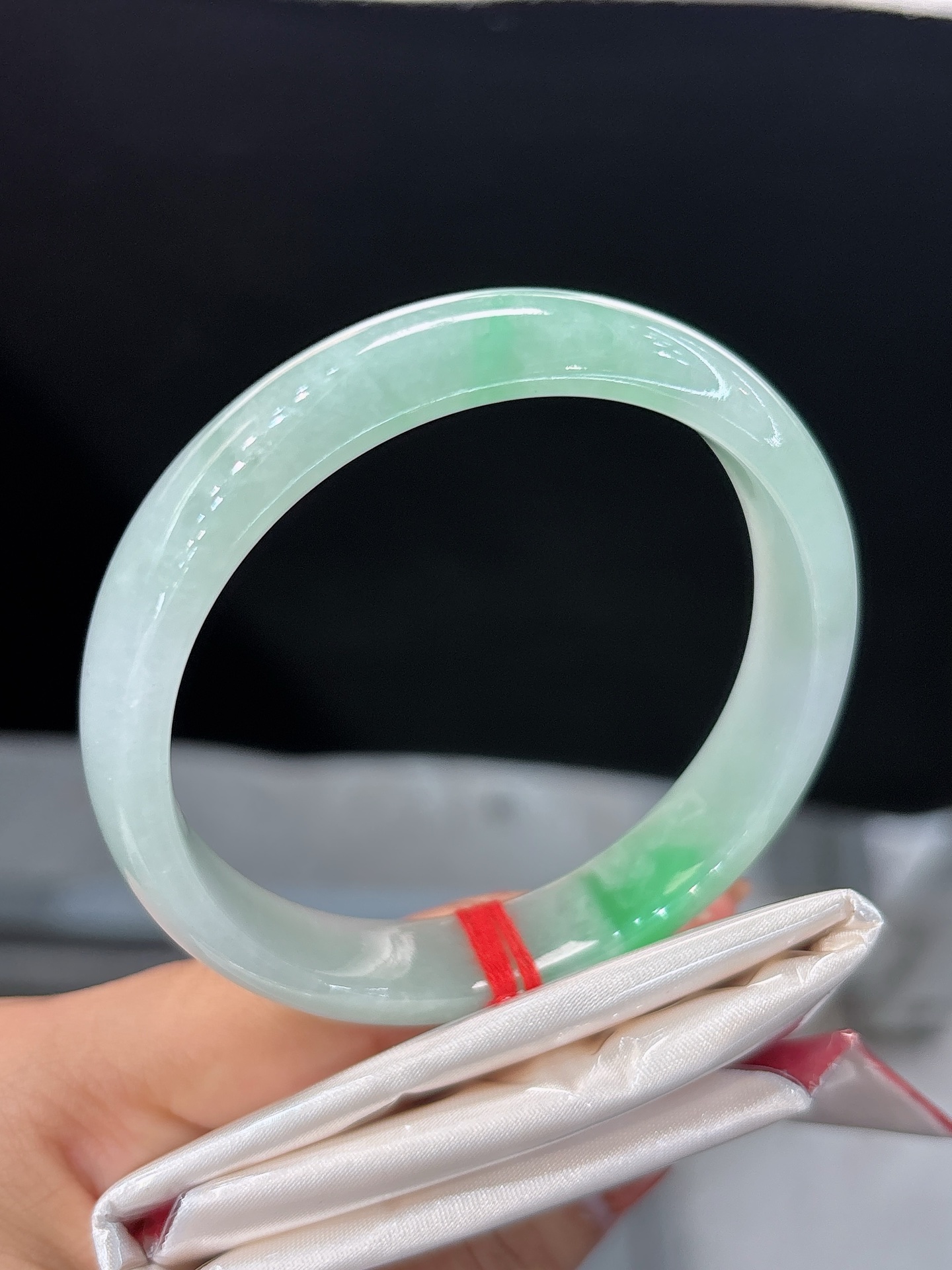 天然翡翠手镯，圈口58.2/12.2/7.1，正圈浅绿为底，一抹阳翠嫣然点染，清逸鲜活，尽显温婉灵秀
