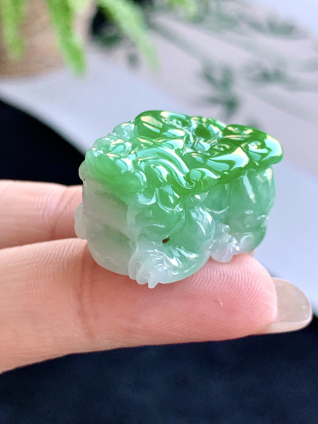 【裸石】️冰糯种飘阳绿貔貅吊坠 【说明】缅甸 性比高 超厚 【尺寸】30.2-20.3-15.7 【重量】18.7克