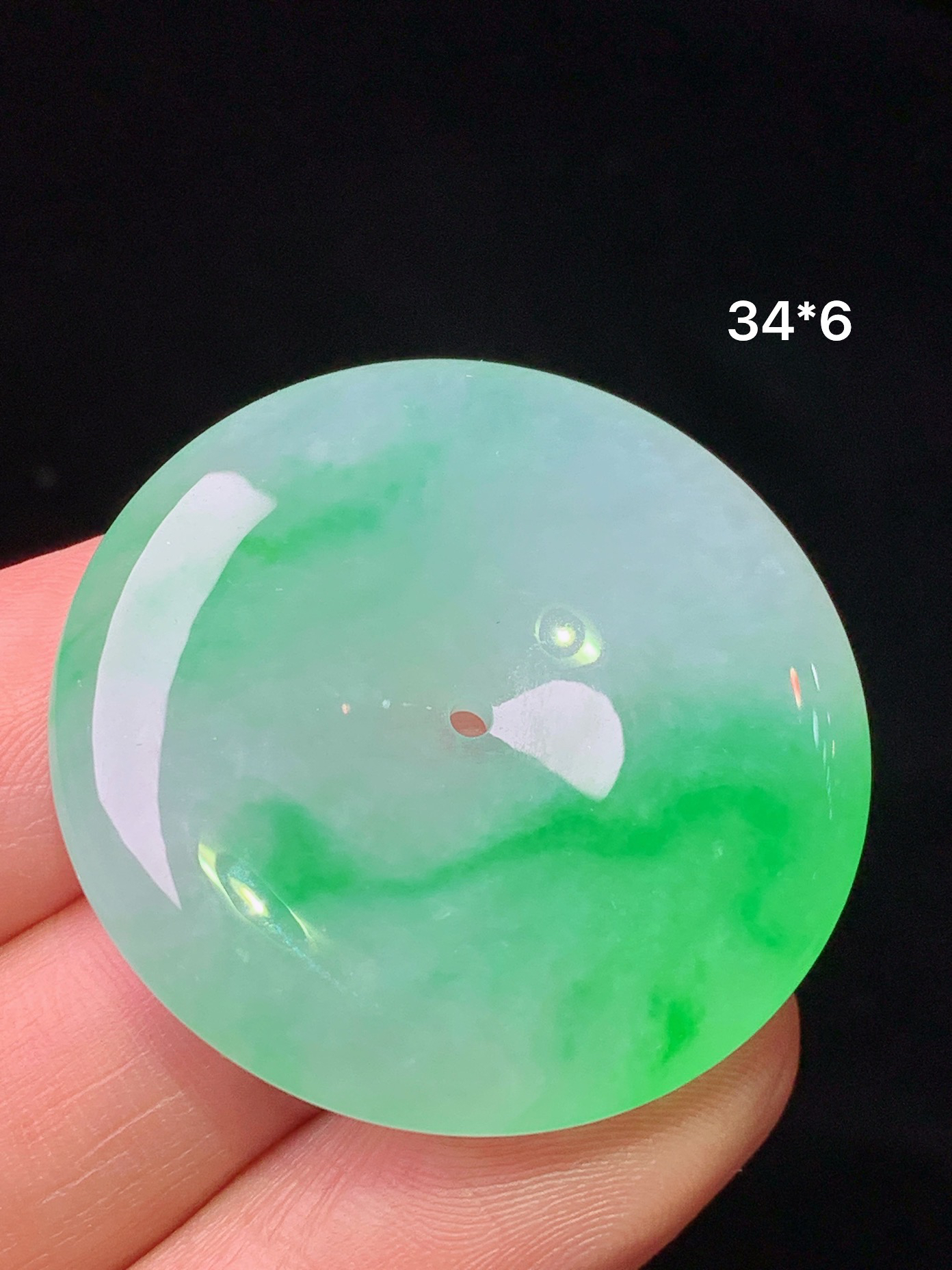 飘绿平安扣吊坠 玉质细腻 色泽艳丽清新 水润亮眼 整体尺寸34*6 x1