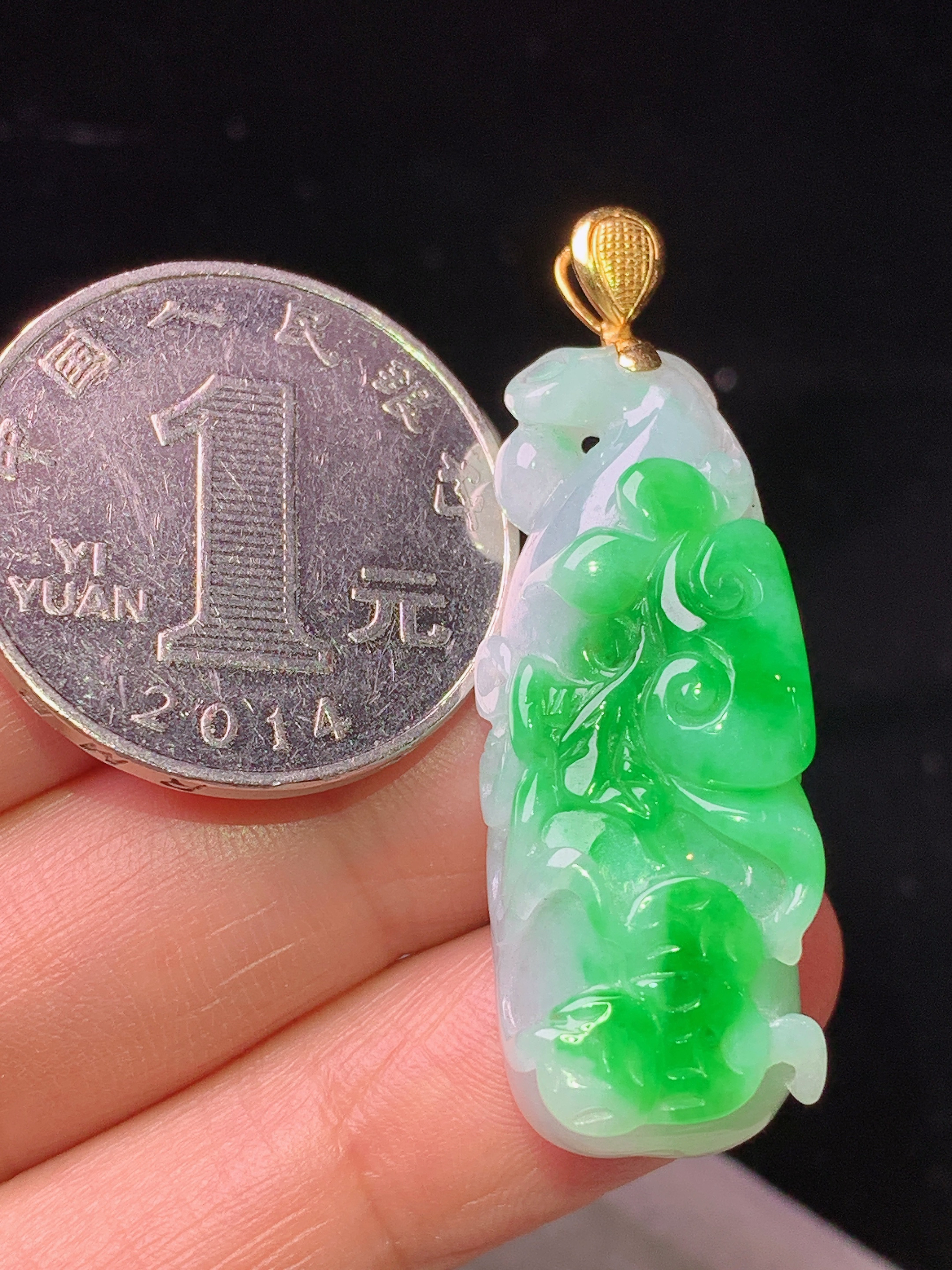 18k金镶嵌飘绿如意吊坠 玉质细腻 色泽艳丽清新 水润亮眼 整体尺寸41.5*12.8*9.3 a5