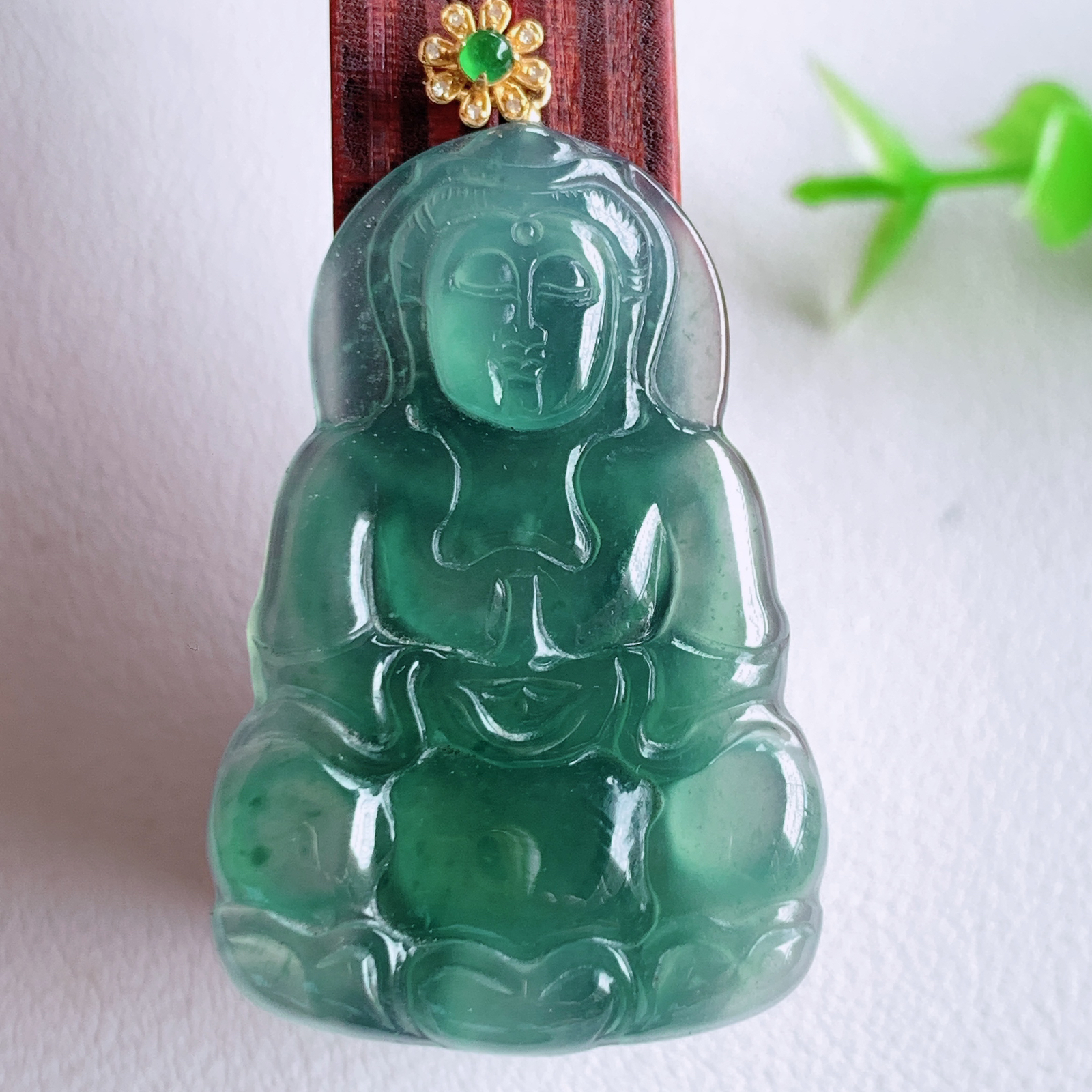 18k金扣蓝冰精雕观音吊坠，法相端庄大气，工艺精湛，种色浓郁，细腻饱满冰润，种老水足，收藏佳品，佩戴大气  W03.3   整体尺寸：43-24-3.6mm  裸石尺寸：36.5-24-3.6mm