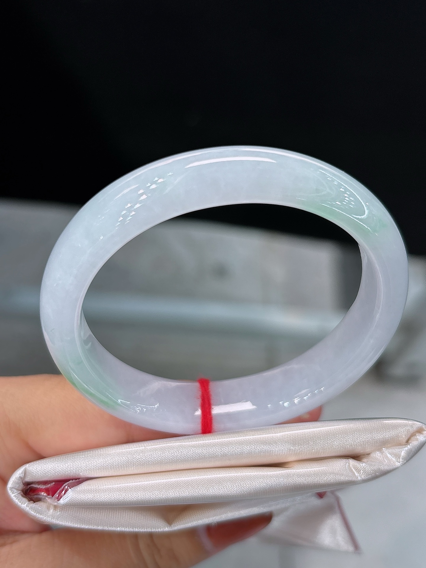 天然翡翠手镯，圈口53.8/12.1/7.7，贵妃粉紫柔底，点点翠色悠然散落，清灵淡雅，尽显温婉
