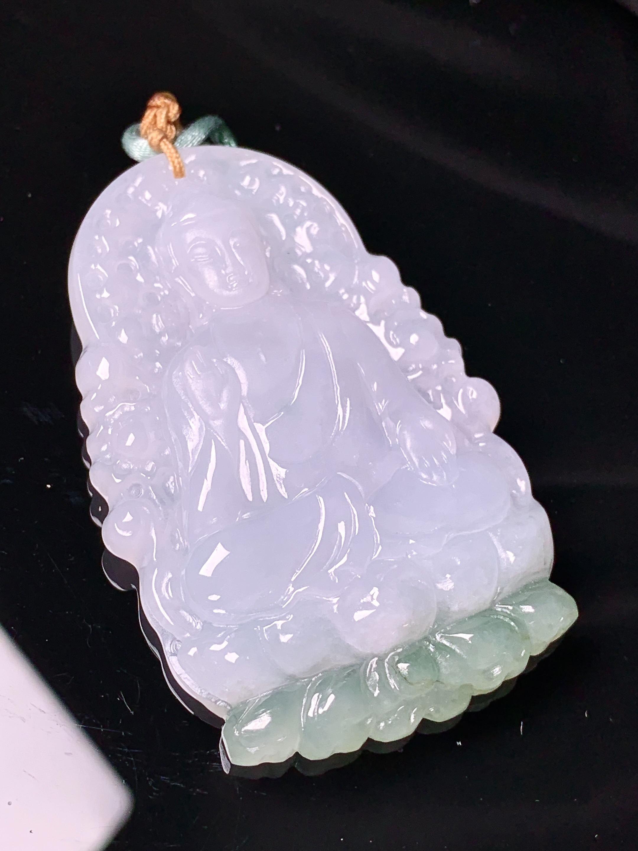 飘绿观音菩萨吊坠 玉质细腻 色泽艳丽清新 水润亮眼 整体尺寸51.8*33.3*5.8 b2