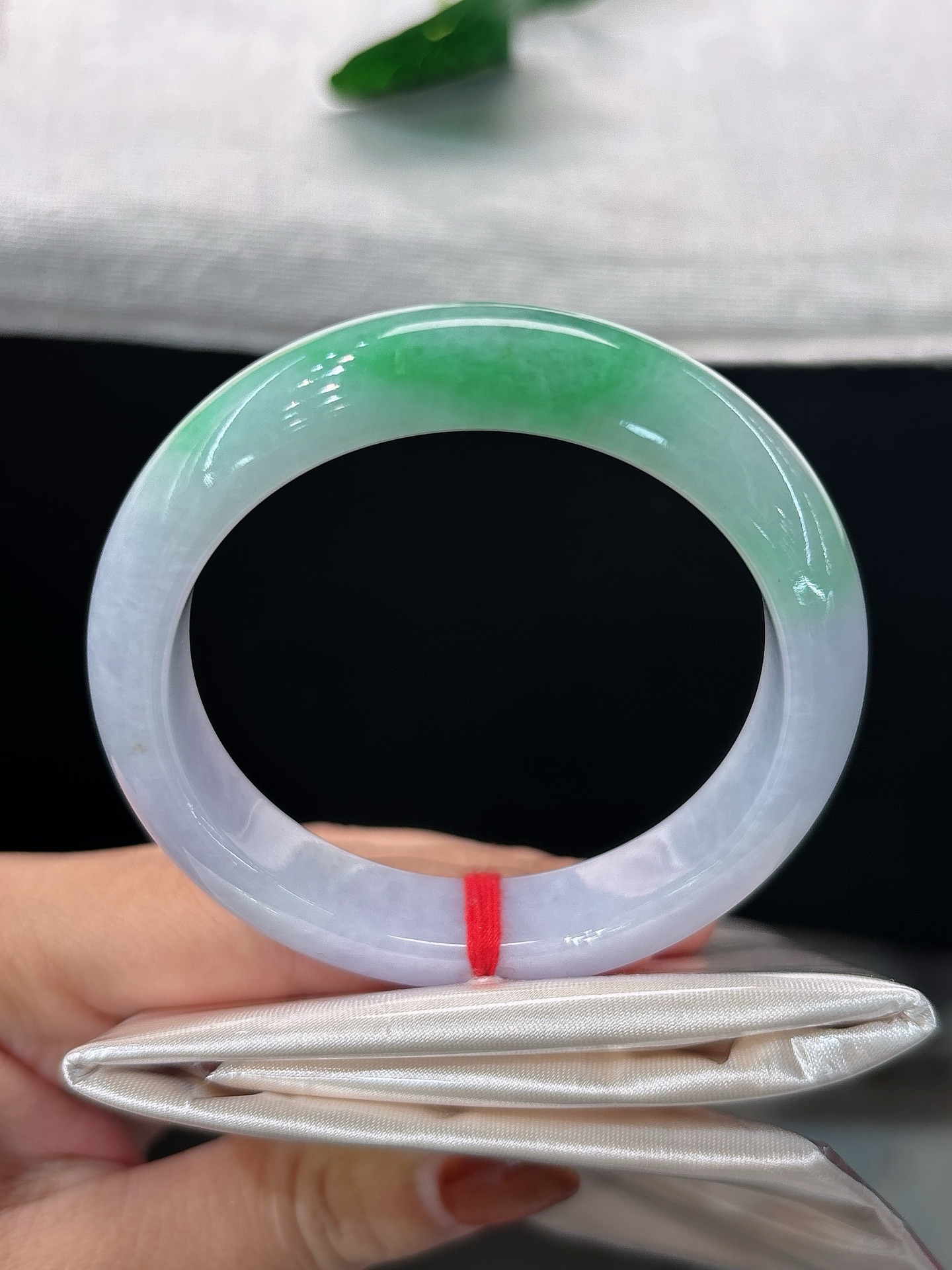 天然翡翠手镯，圈口52.6/12.1/8.8，正圈春带彩，紫底凝润，一抹翠色翩然，灵秀雅致，无裂