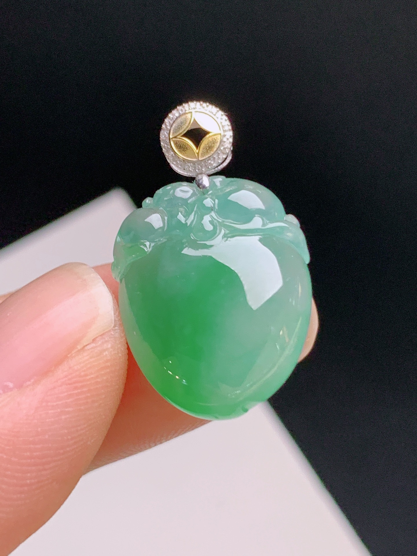 ️ 冰种阳绿福瓜吊坠，色泽鲜亮，玉质细腻，版型饱满，裸石18.7-15.2-5.625.2，531