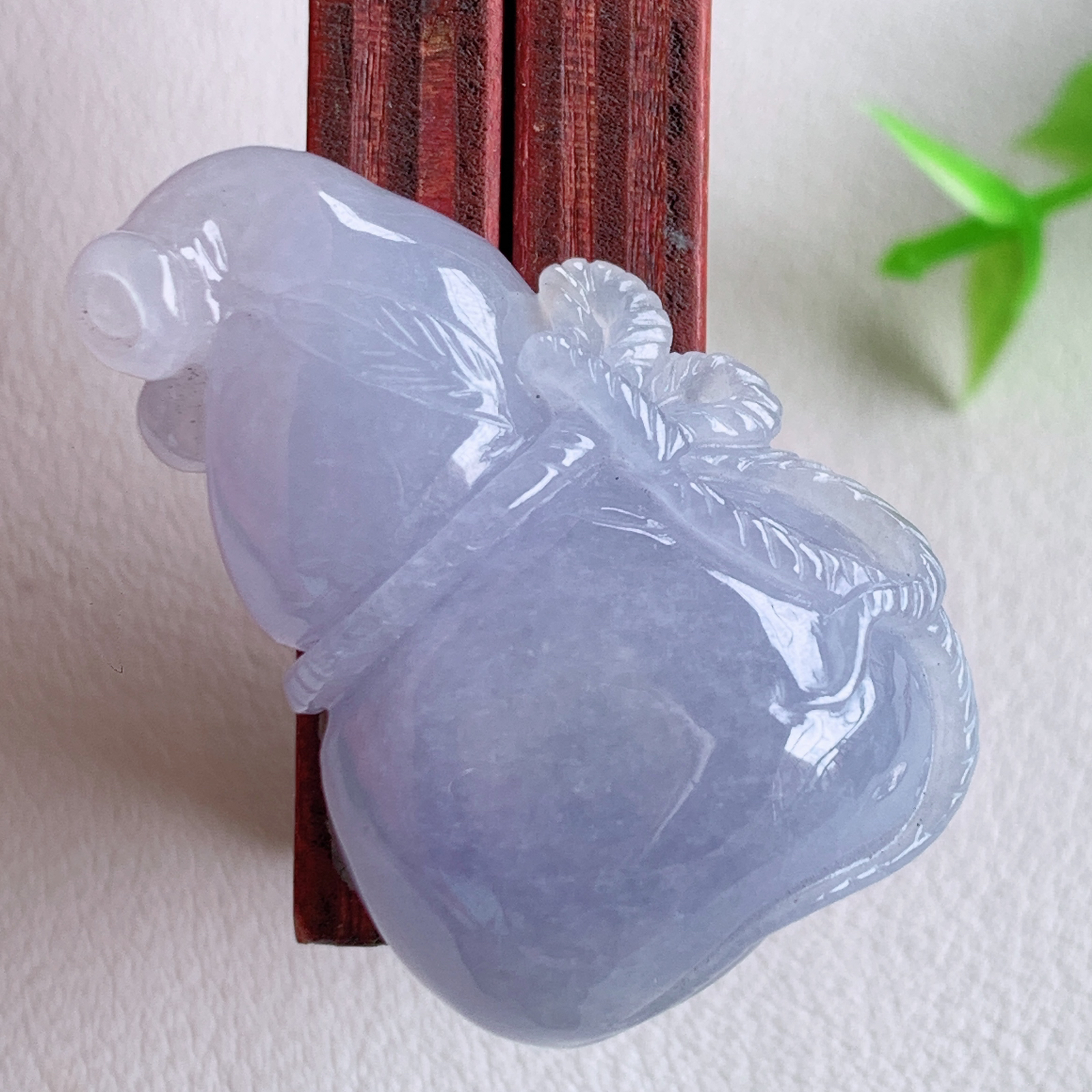 冰润紫罗兰葫芦翡翠吊坠  寓意“福禄双全，加官进爵，财源滚滚” 莹润通透，抱满大气  清新脱俗    W03.3 尺寸：33-22.8-10.5mm