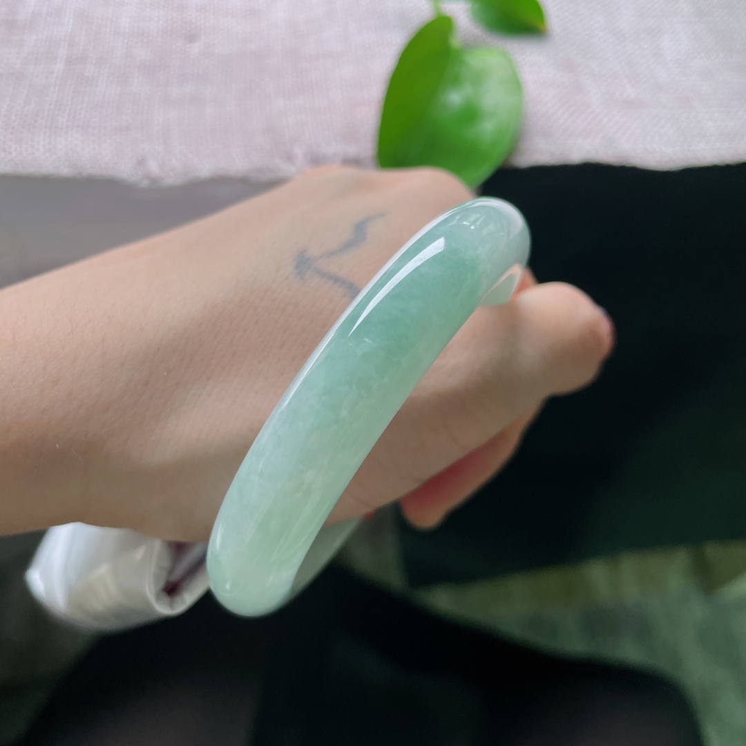 55.7/12.1/8.3，飘花正圈，无裂，清润浅翠温婉柔和，上手尽显恬静雅致的淑女气质。ss57197a
