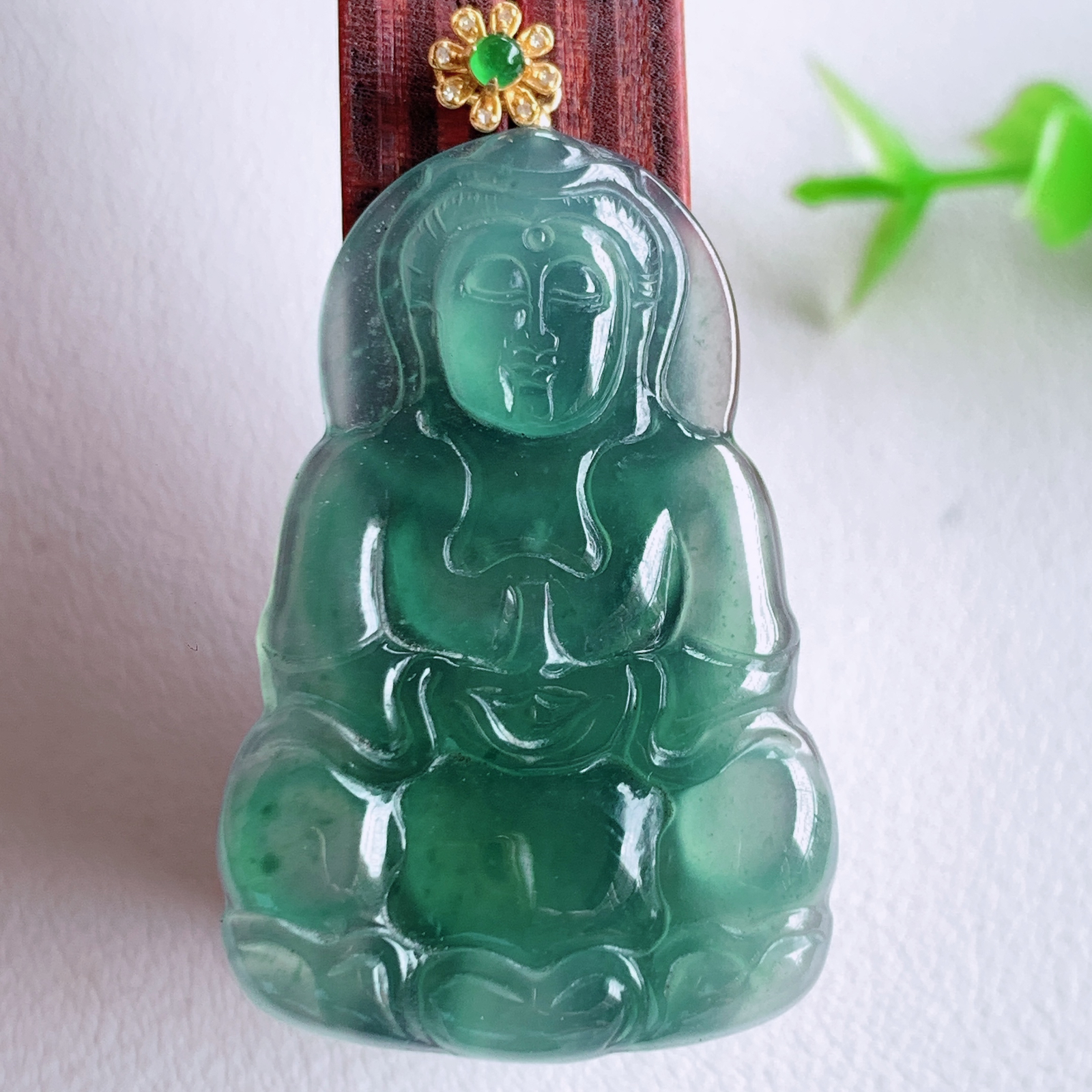18k金扣蓝冰精雕观音吊坠，法相端庄大气，工艺精湛，种色浓郁，细腻饱满冰润，种老水足，收藏佳品，佩戴