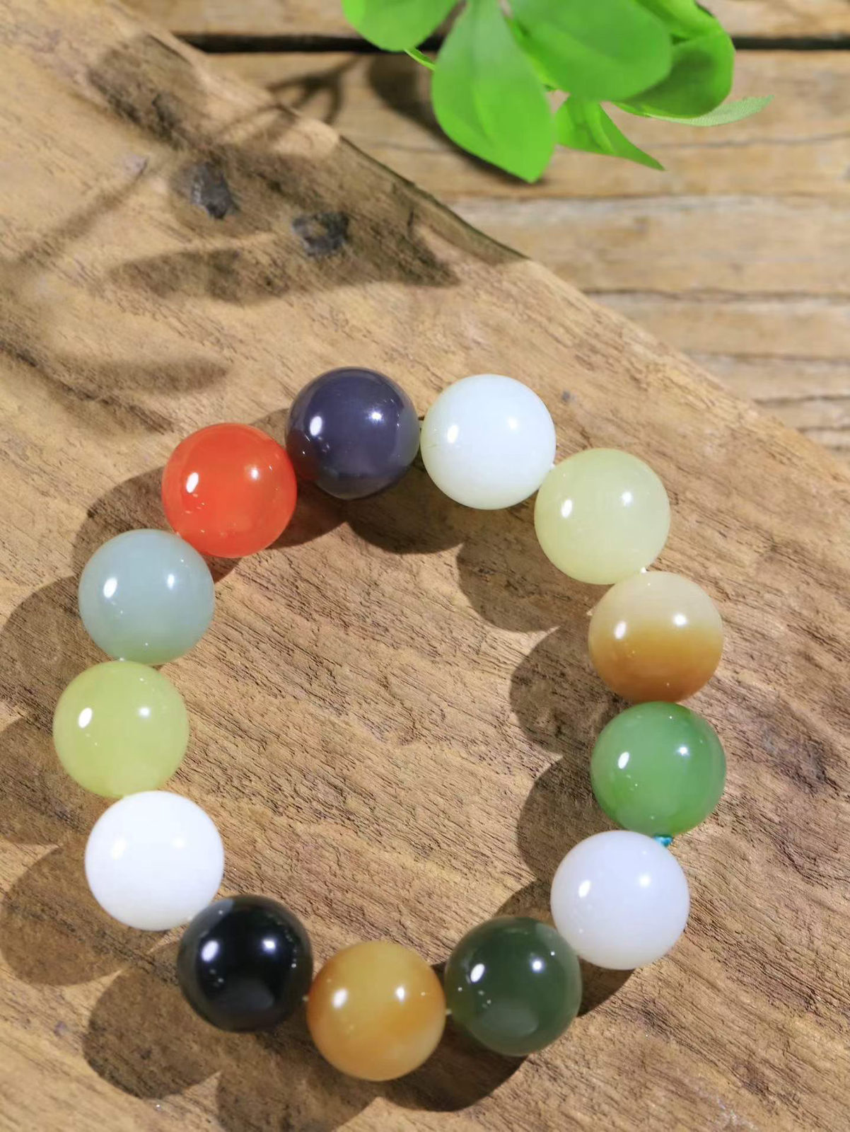 【多宝手串】

货头精选 和田玉多宝手串，每一颗玉石都凝聚自然的灵气与岁月的沉淀，寓意福禄寿喜，守护您的平安与幸福。佩戴它，感受千年玉文化的温润与优雅。重119.48克  尺寸取一18mm  78901154y
