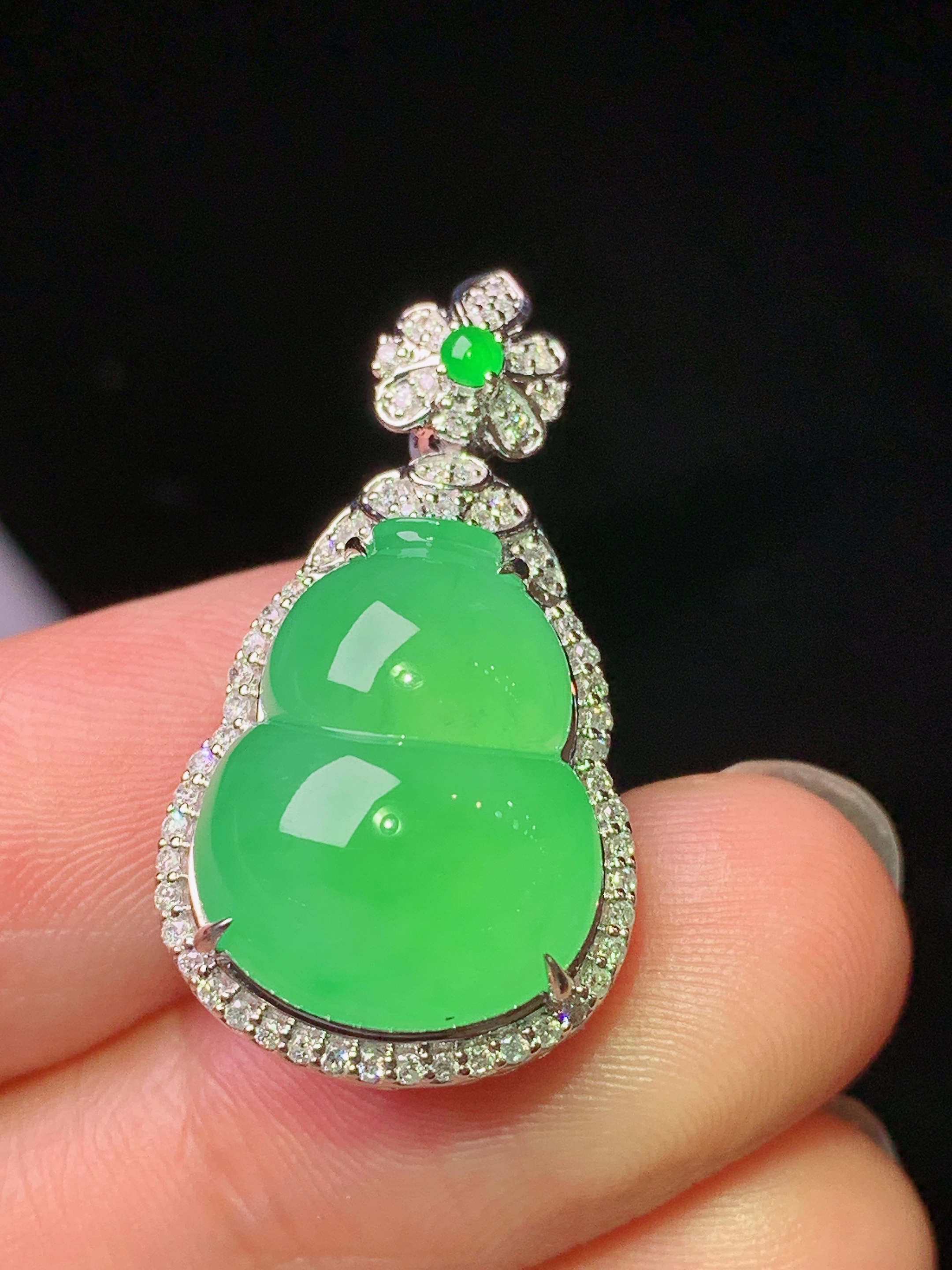 18k金钻镶嵌冰阳绿葫芦吊坠 玉质细腻 色泽艳丽清新 水润亮眼 整体尺寸27.6*15.2*11.5 h6