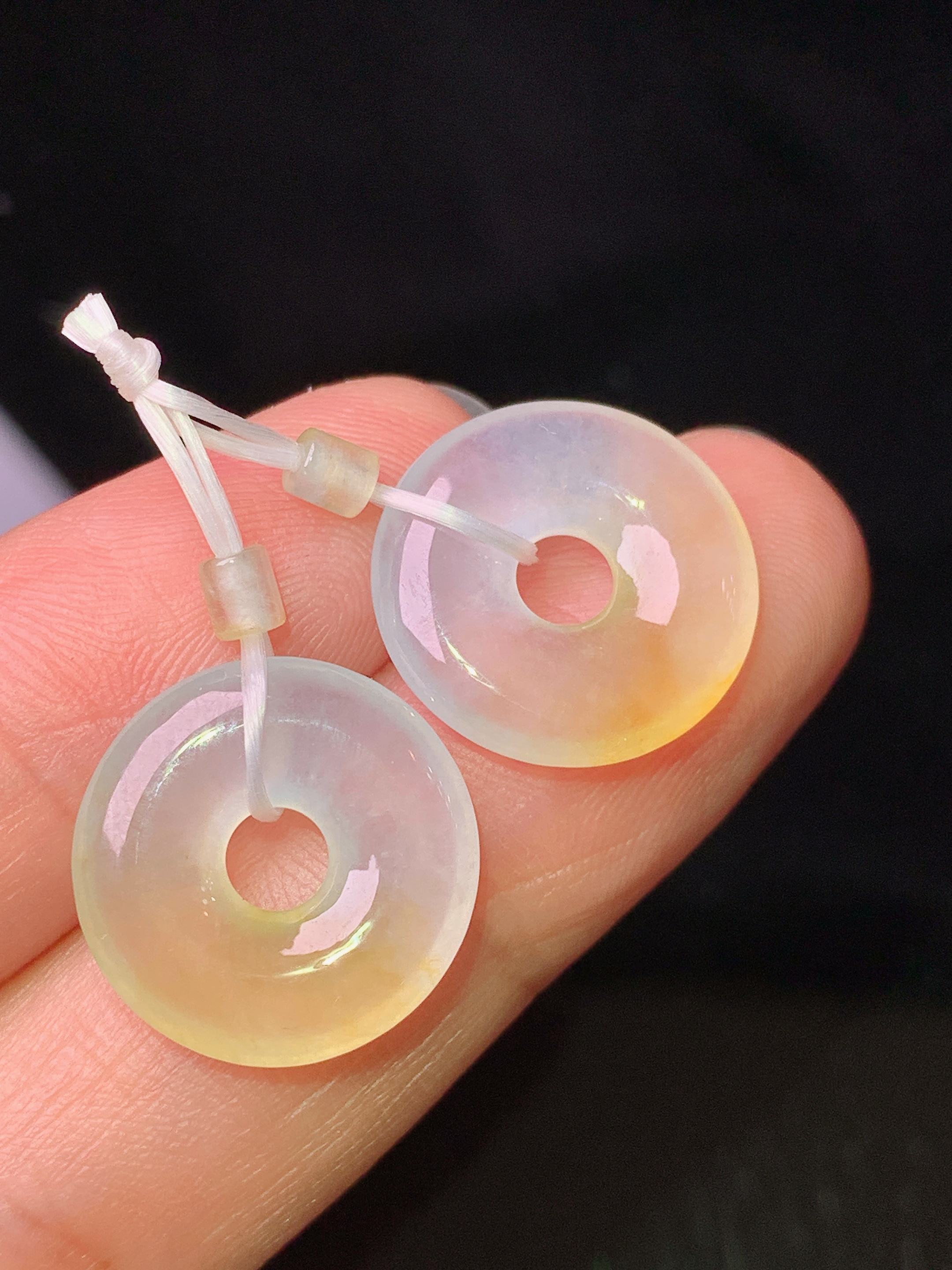 飘绿平安环一对 玉质细腻 色泽艳丽清新 水润亮眼 整体尺寸15*3 e2