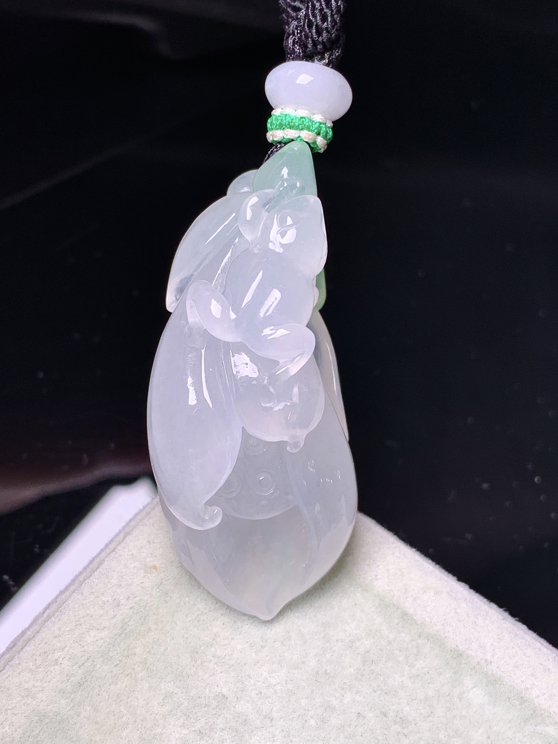 冰种兰花件吊坠 玉质细腻 色泽艳丽清新 水润亮眼 整体尺寸41.6*18.5*17.5 a5