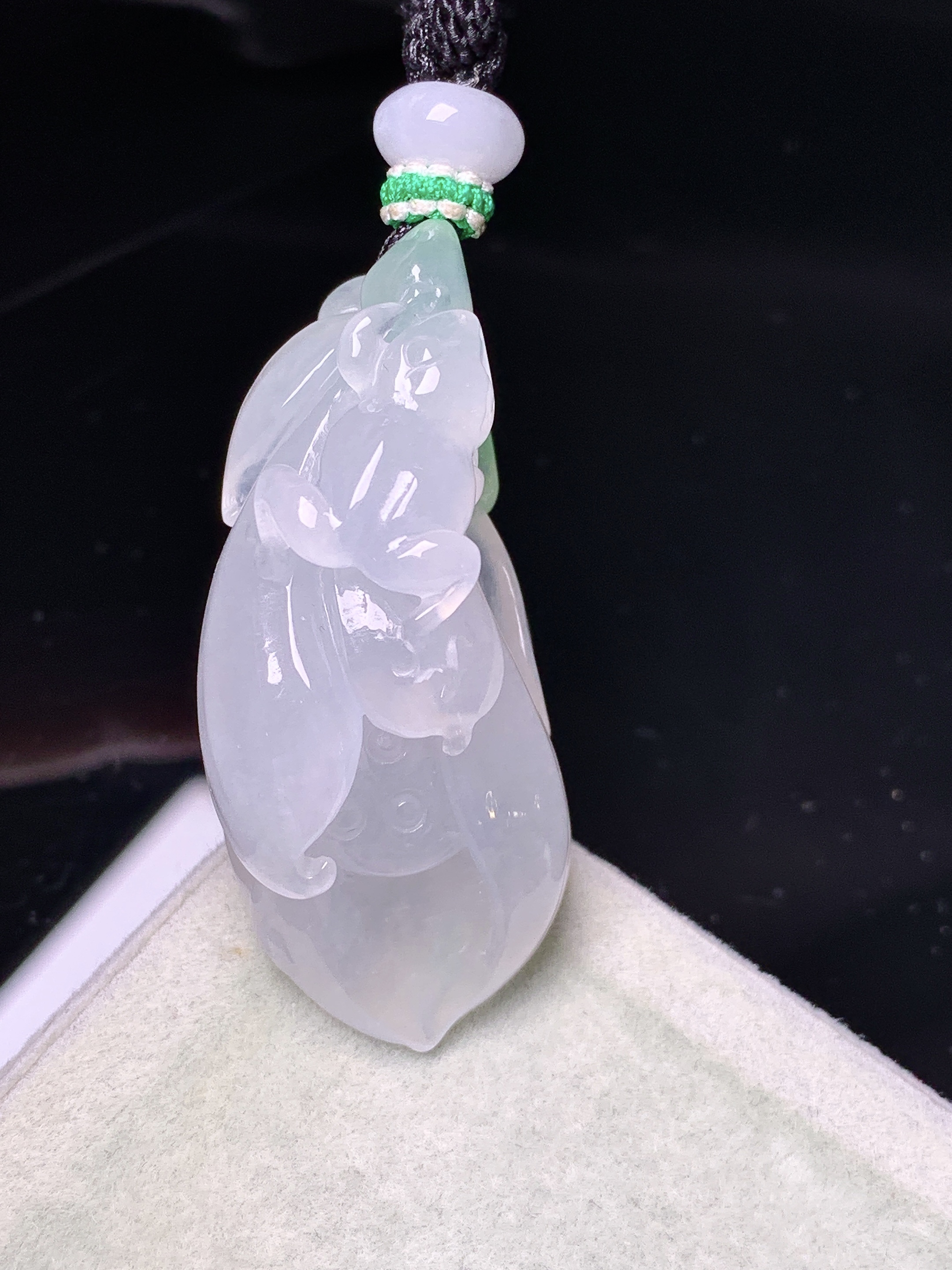 冰种兰花件吊坠 玉质细腻 色泽艳丽清新 水润亮眼 整体尺寸41.6*18.5*17.5 a5
