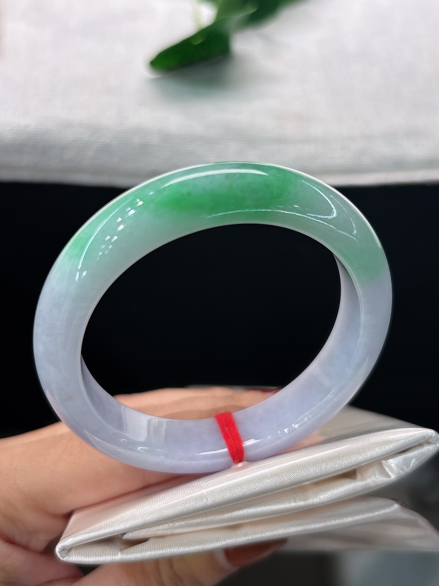 天然翡翠手镯，圈口52.6/12.1/8.8，正圈春带彩，紫底凝润，一抹翠色翩然，灵秀雅致，无裂