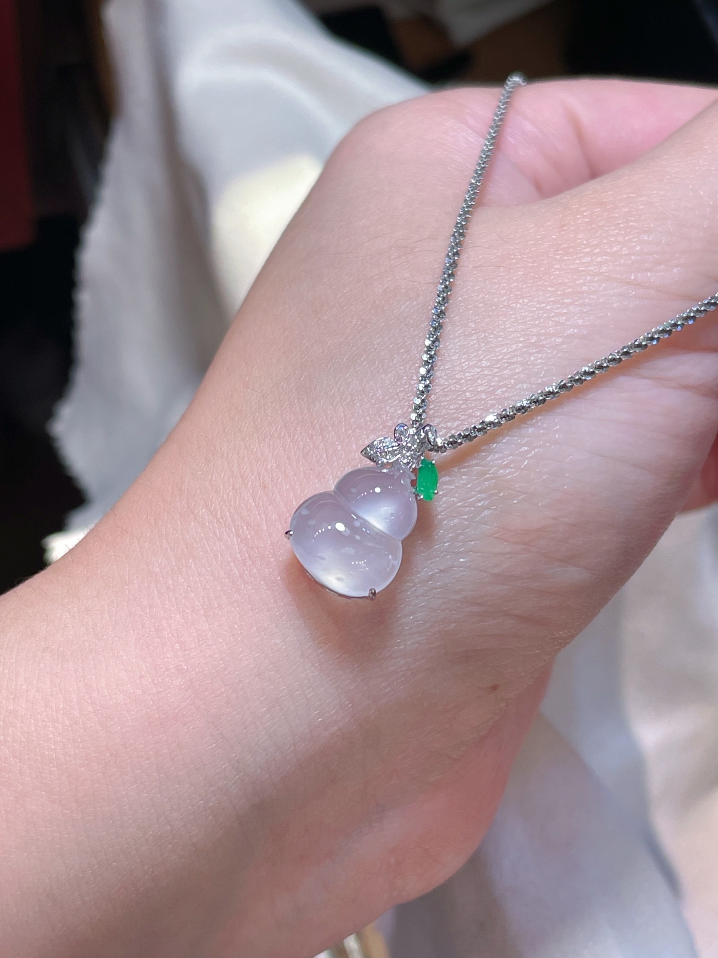 ️翡翠冰种葫芦吊坠，起荧光，种水好好，裸石很饱满，专挑好品相，18k镶嵌，13.1-11-4.2