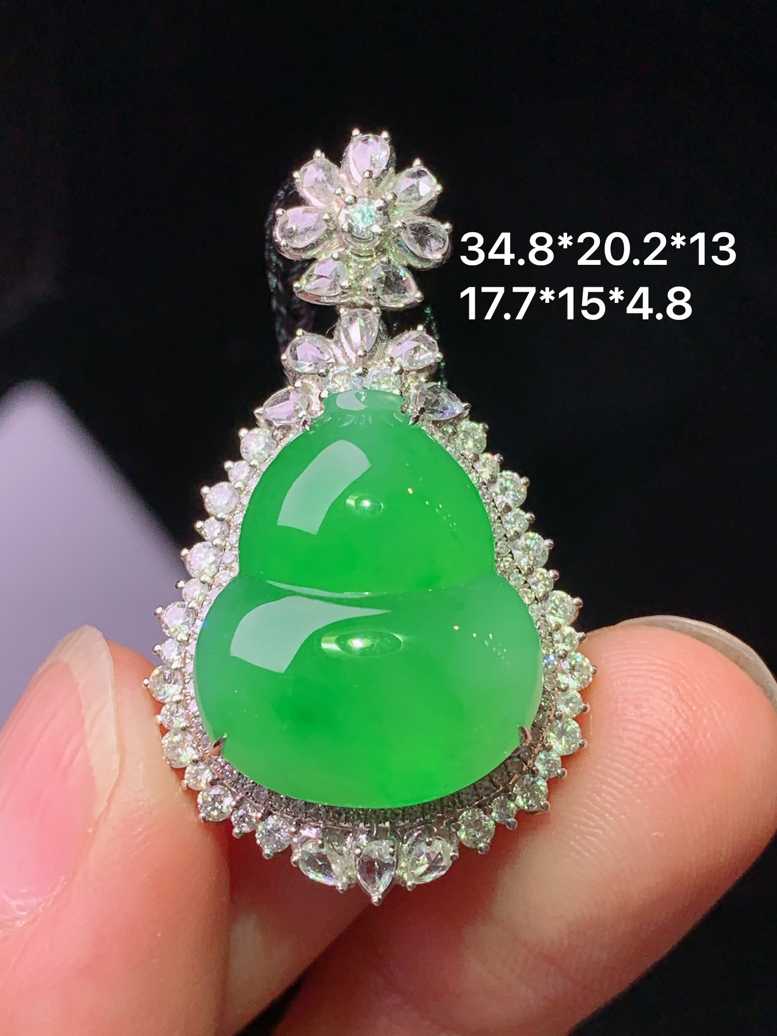 18k金钻镶嵌阳绿葫芦吊坠 玉质细腻 色泽艳丽清新 水润亮眼 整体尺寸34.8*20.2*13 e2