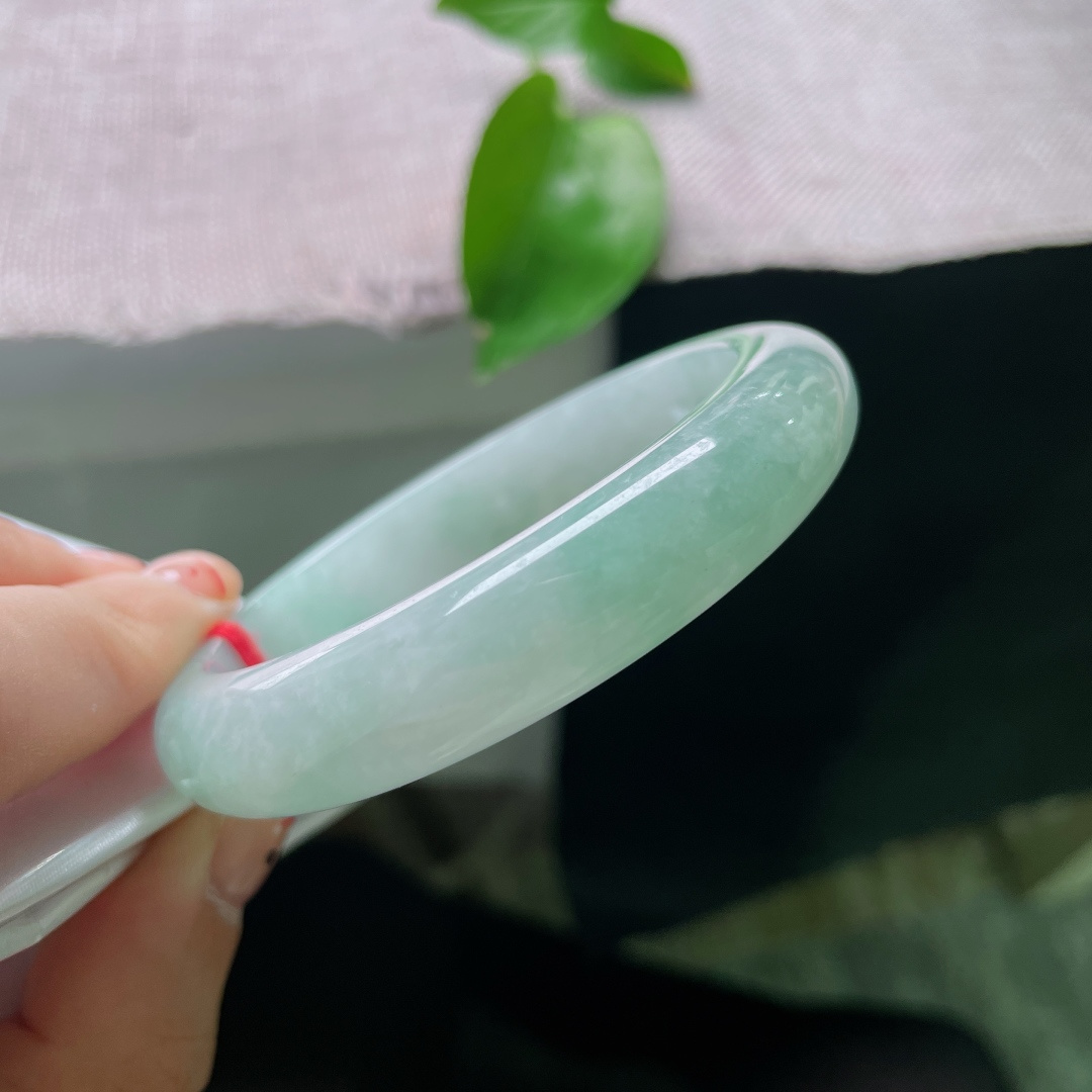 55.7/12.1/8.3，飘花正圈，无裂，清润浅翠温婉柔和，上手尽显恬静雅致的淑女气质。ss57197a