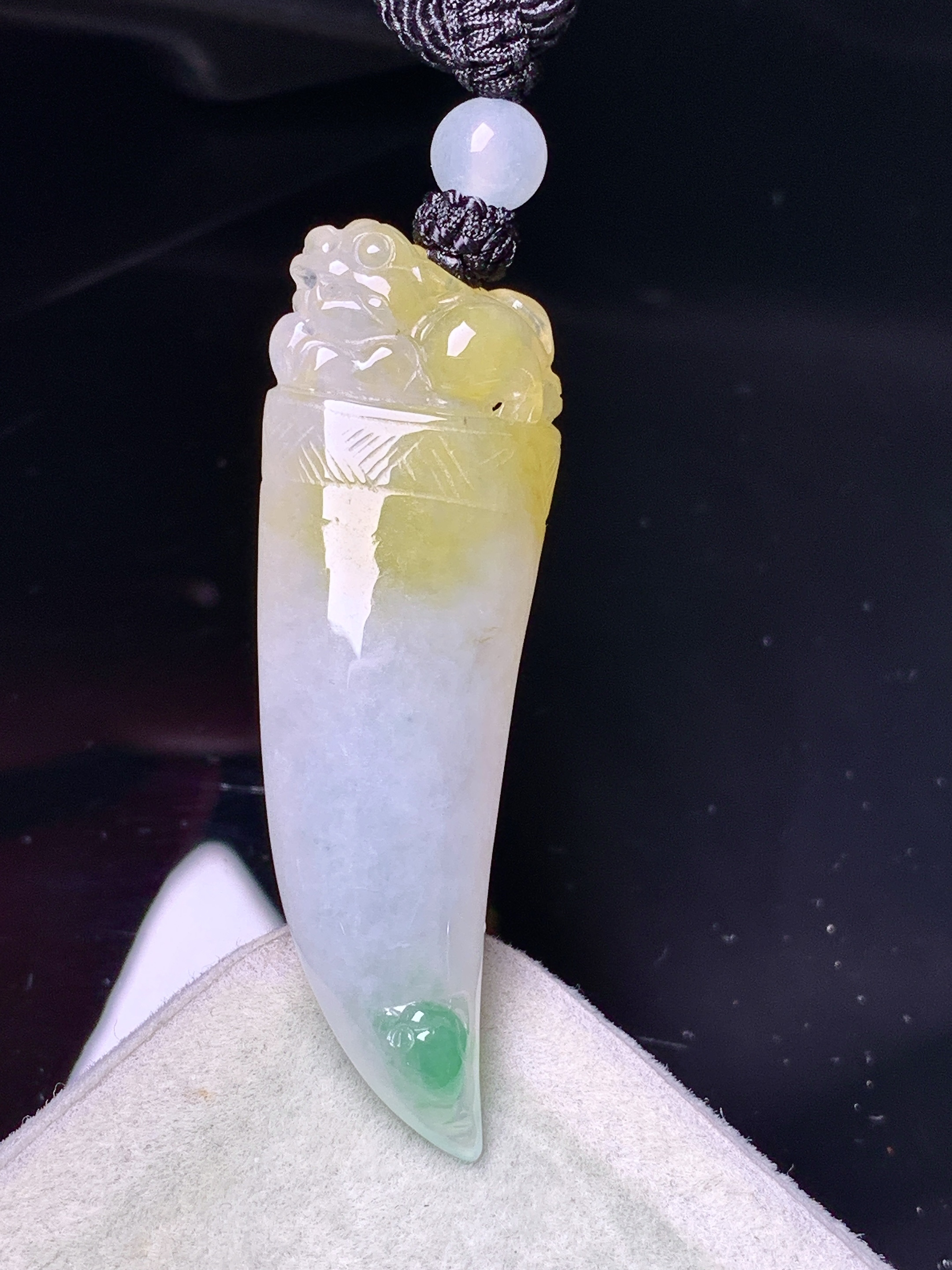 飘黄绿翡狼牙吊坠 玉质细腻 色泽艳丽清新 水润亮眼 整体尺寸45.2*15*9.2 a5