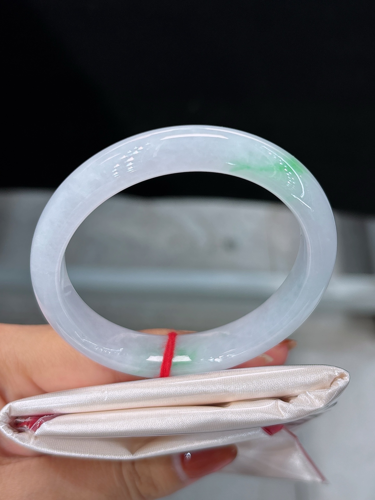 天然翡翠手镯，圈口53.8/12.1/7.7，贵妃粉紫柔底，点点翠色悠然散落，清灵淡雅，尽显温婉