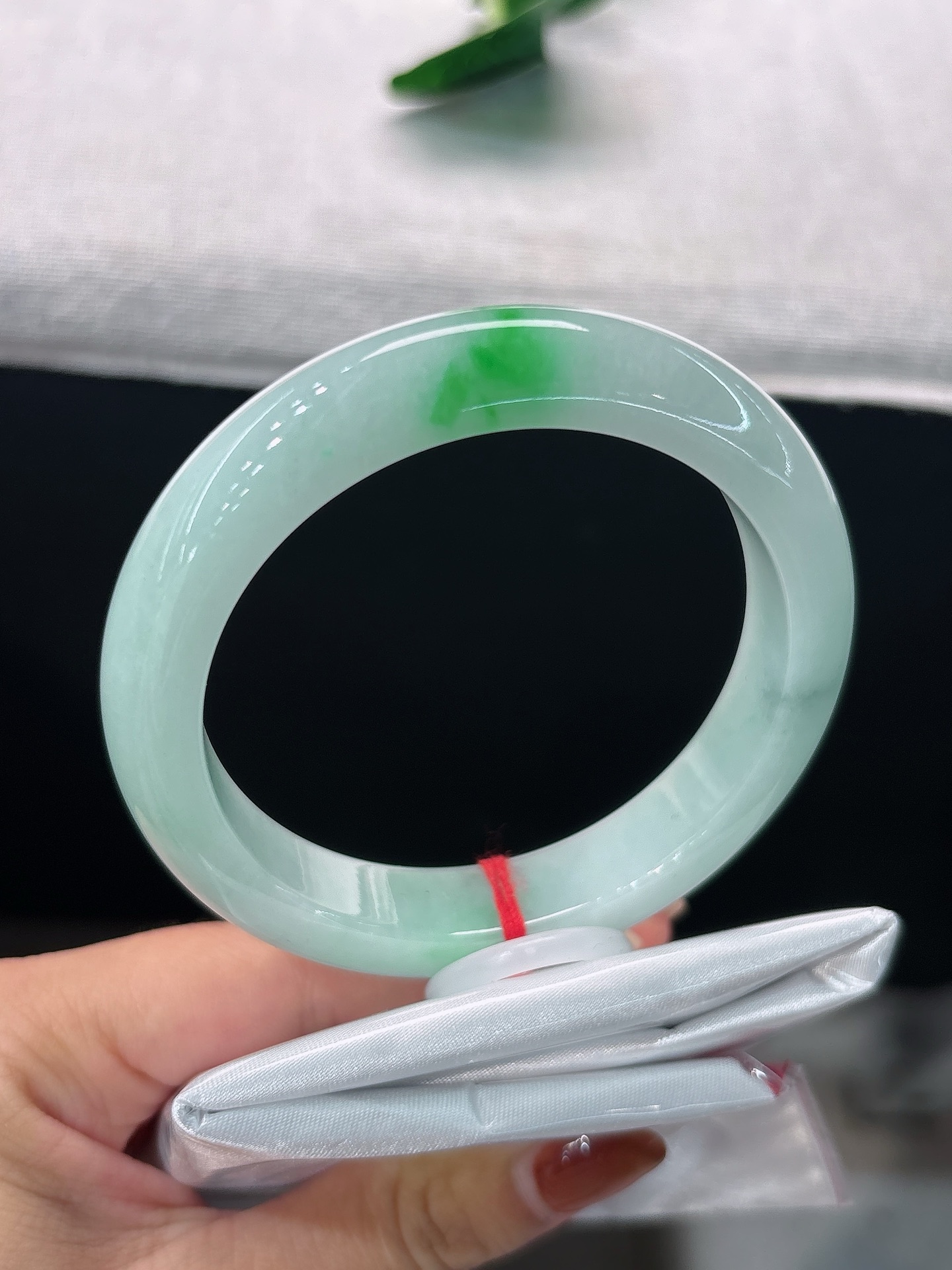 天然翡翠手镯，圈口58/12.3/9.4，正圈浅湖柔底，一抹正阳翠俏然落于镯身，莹润清透，鲜活明媚，无裂