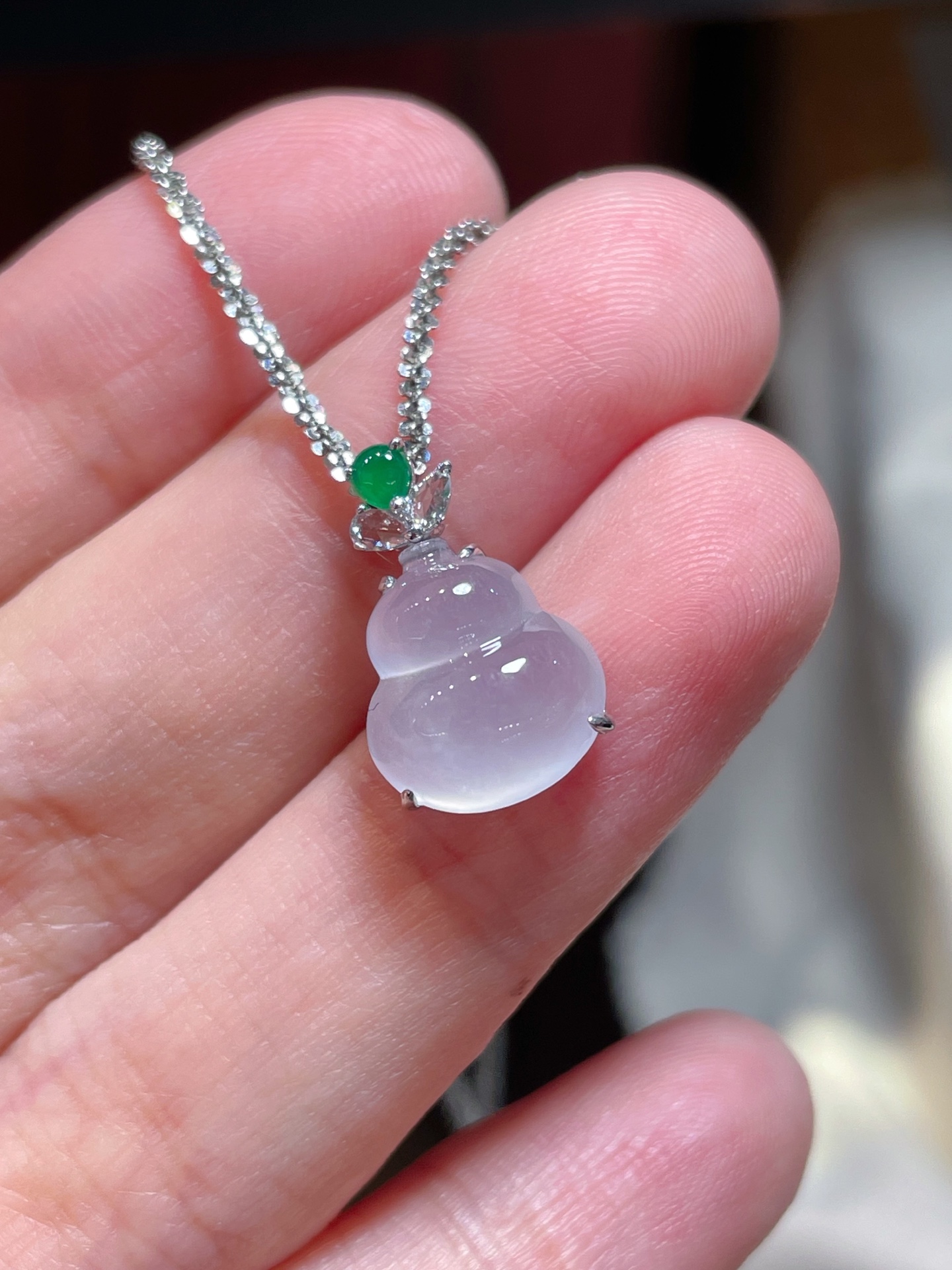 ️翡翠冰种葫芦吊坠，起荧光，种水好好，裸石很饱满，专挑好品相，18k镶嵌，11.4-10.4-4.8