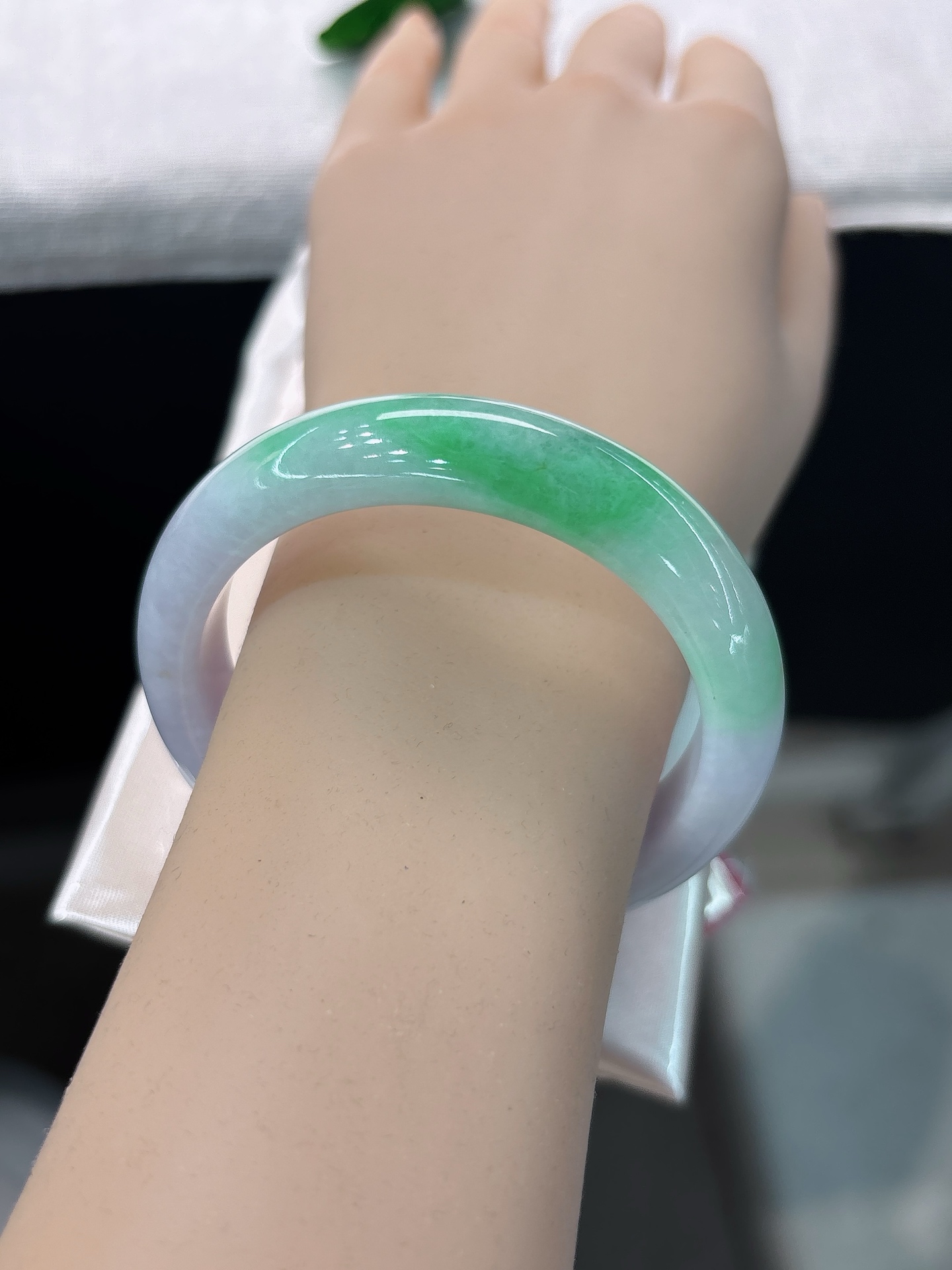 天然翡翠手镯，圈口52.6/12.1/8.8，正圈春带彩，紫底凝润，一抹翠色翩然，灵秀雅致，无裂