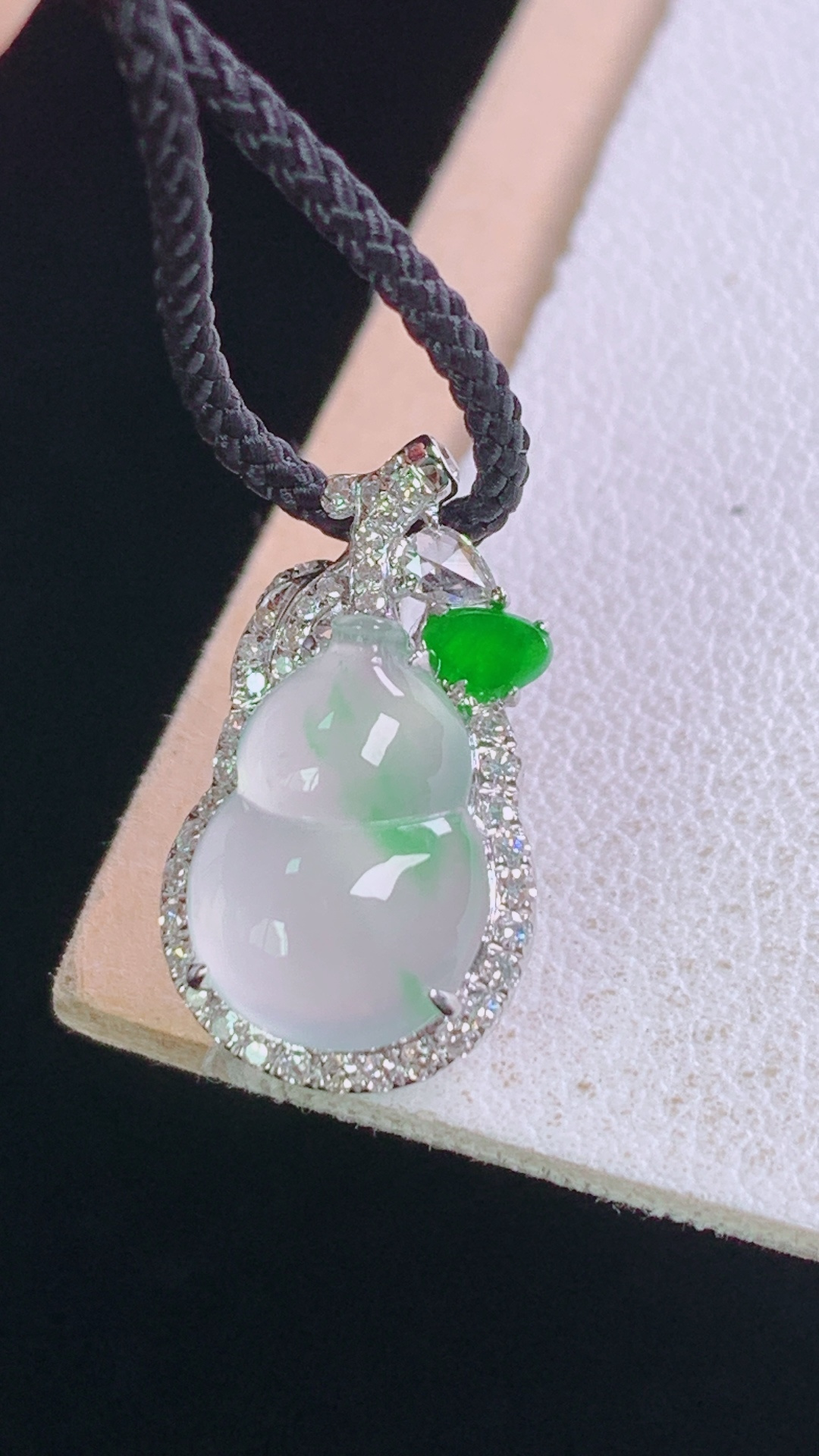 ️冰飘绿葫芦吊坠，18K重金镶嵌 翠色灵动，冰晶玉洁，无裂，尺寸:17.9-10.2-7.2/裸石11.1-7.9-3.9mm 4