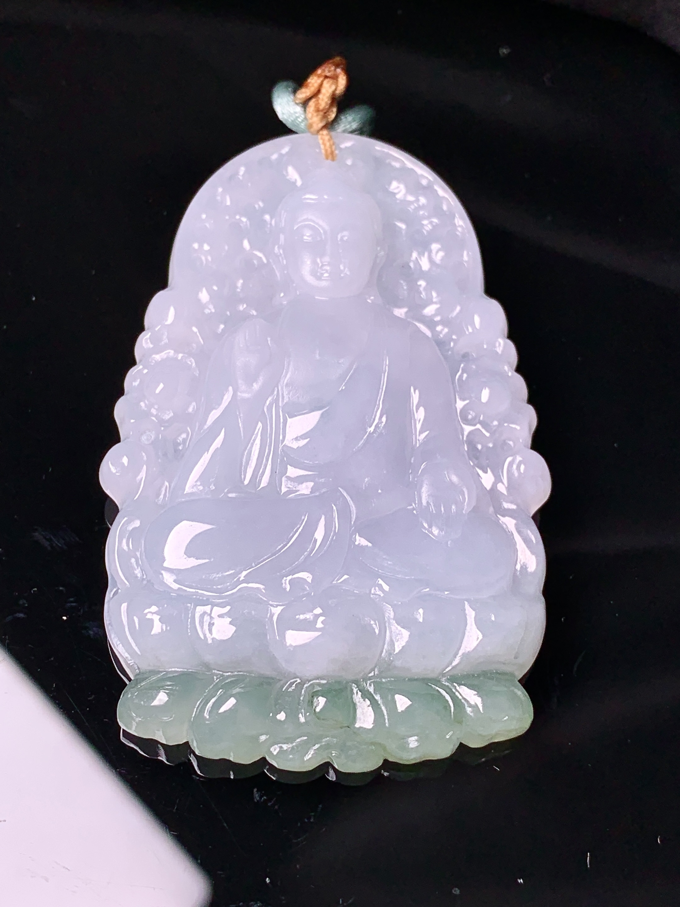 飘绿观音菩萨吊坠 玉质细腻 色泽艳丽清新 水润亮眼 整体尺寸51.8*33.3*5.8 b2