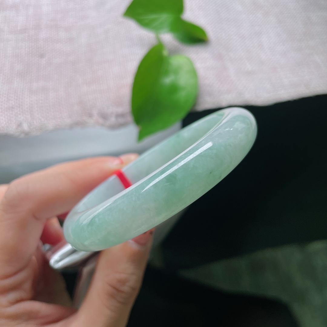 55.7/12.1/8.3，飘花正圈，无裂，清润浅翠温婉柔和，上手尽显恬静雅致的淑女气质。ss57197a
