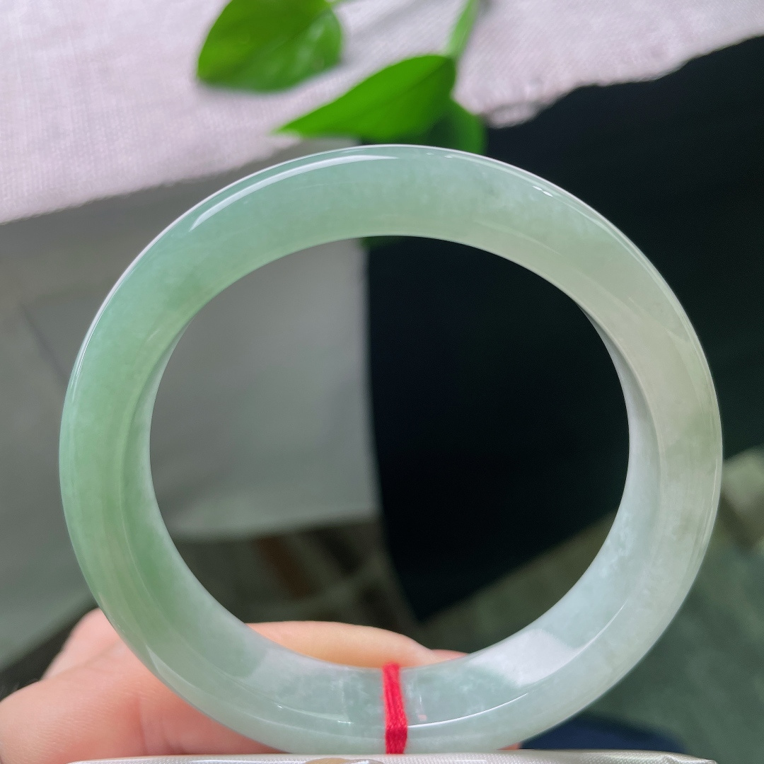 56/12.7/8.2，绿底正圈，无裂，温润又通透的质感，褪去浮华喧嚣，留下一份安静清爽的温柔。ss57837a