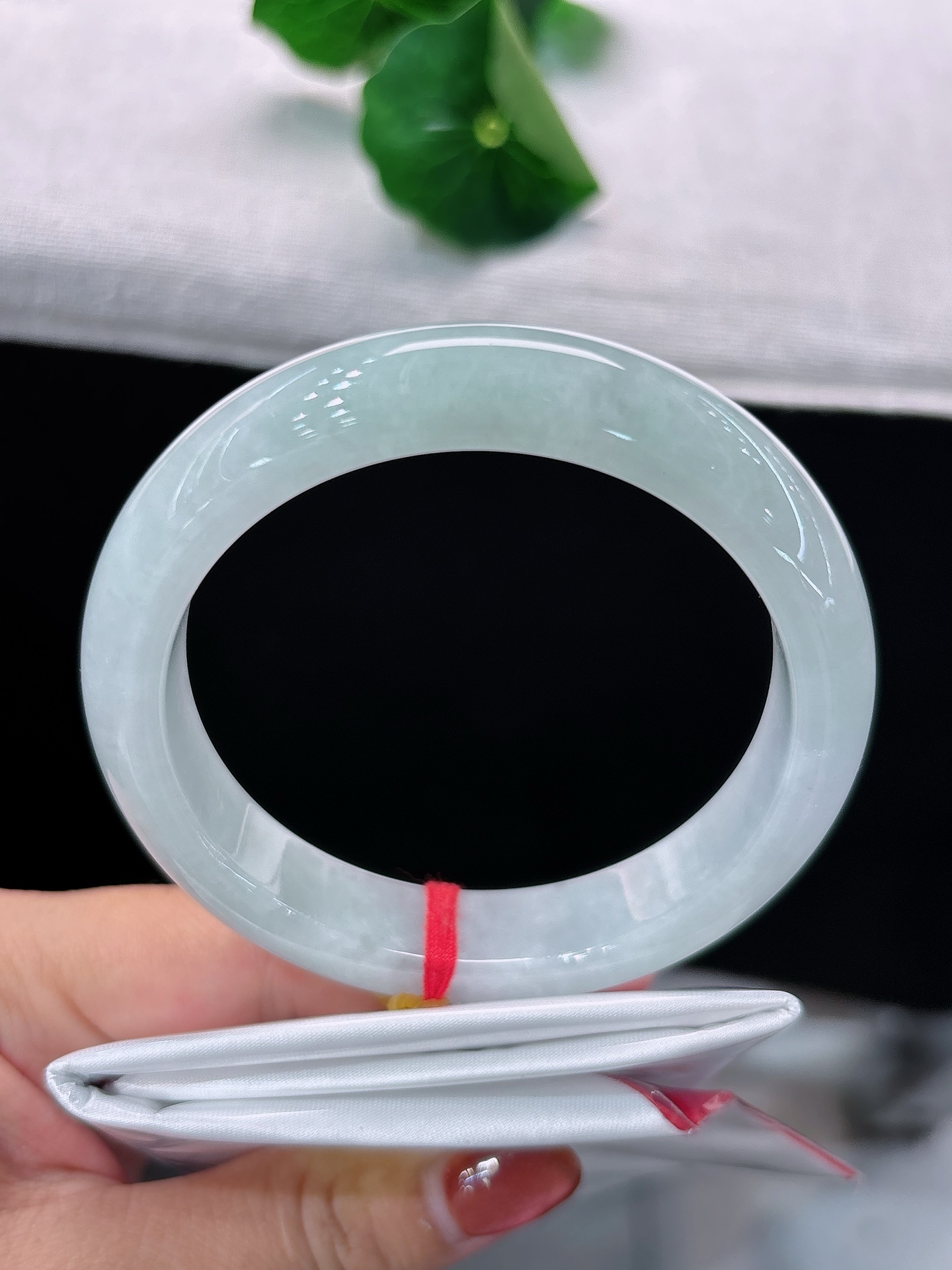 天然翡翠手镯，圈口57.9/12.5/8.7，正圈浅冰素底带淡紫，莹白润透，透着素雅沉静之美，无裂