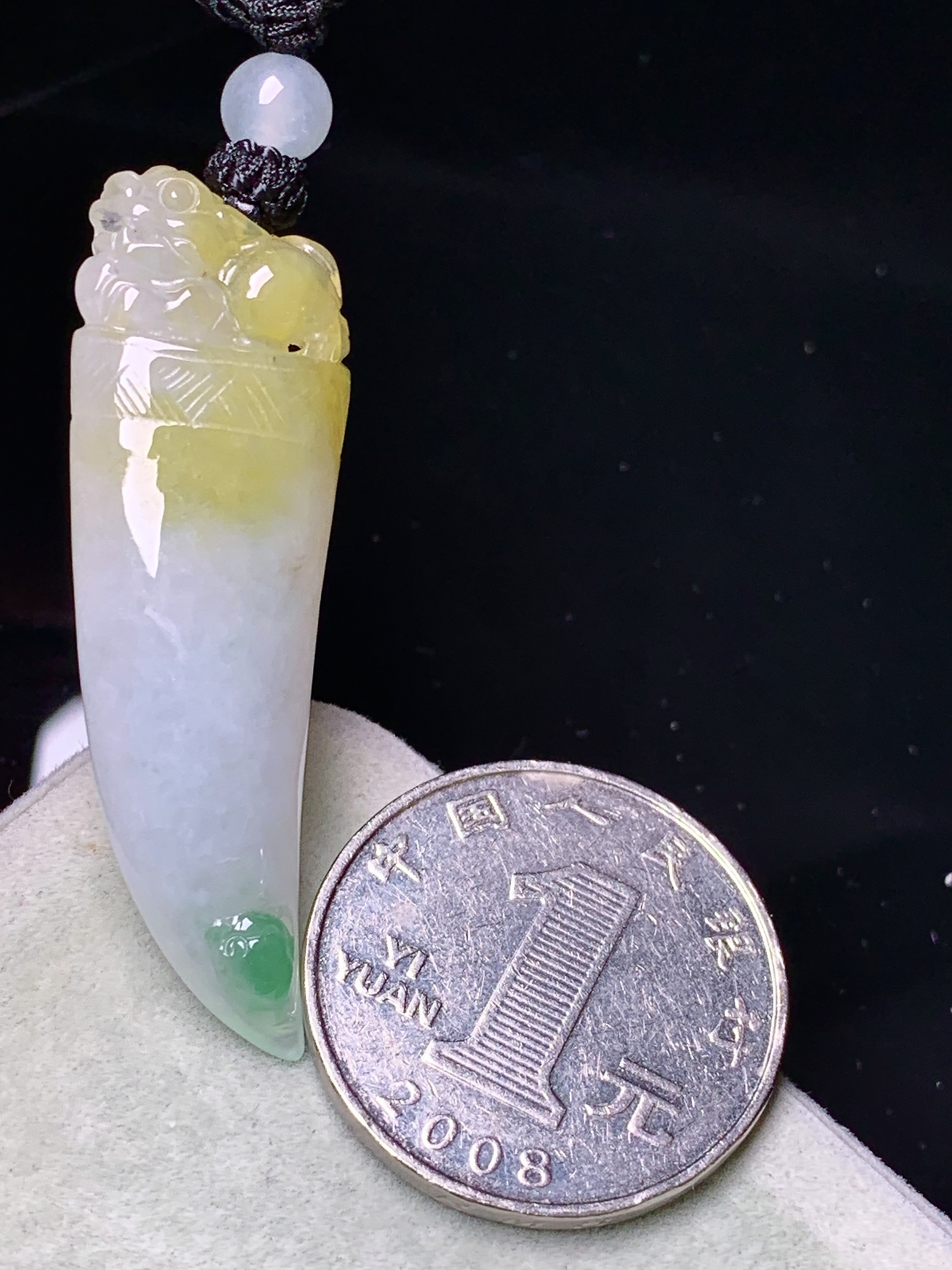 飘黄绿翡狼牙吊坠 玉质细腻 色泽艳丽清新 水润亮眼 整体尺寸45.2*15*9.2 a5