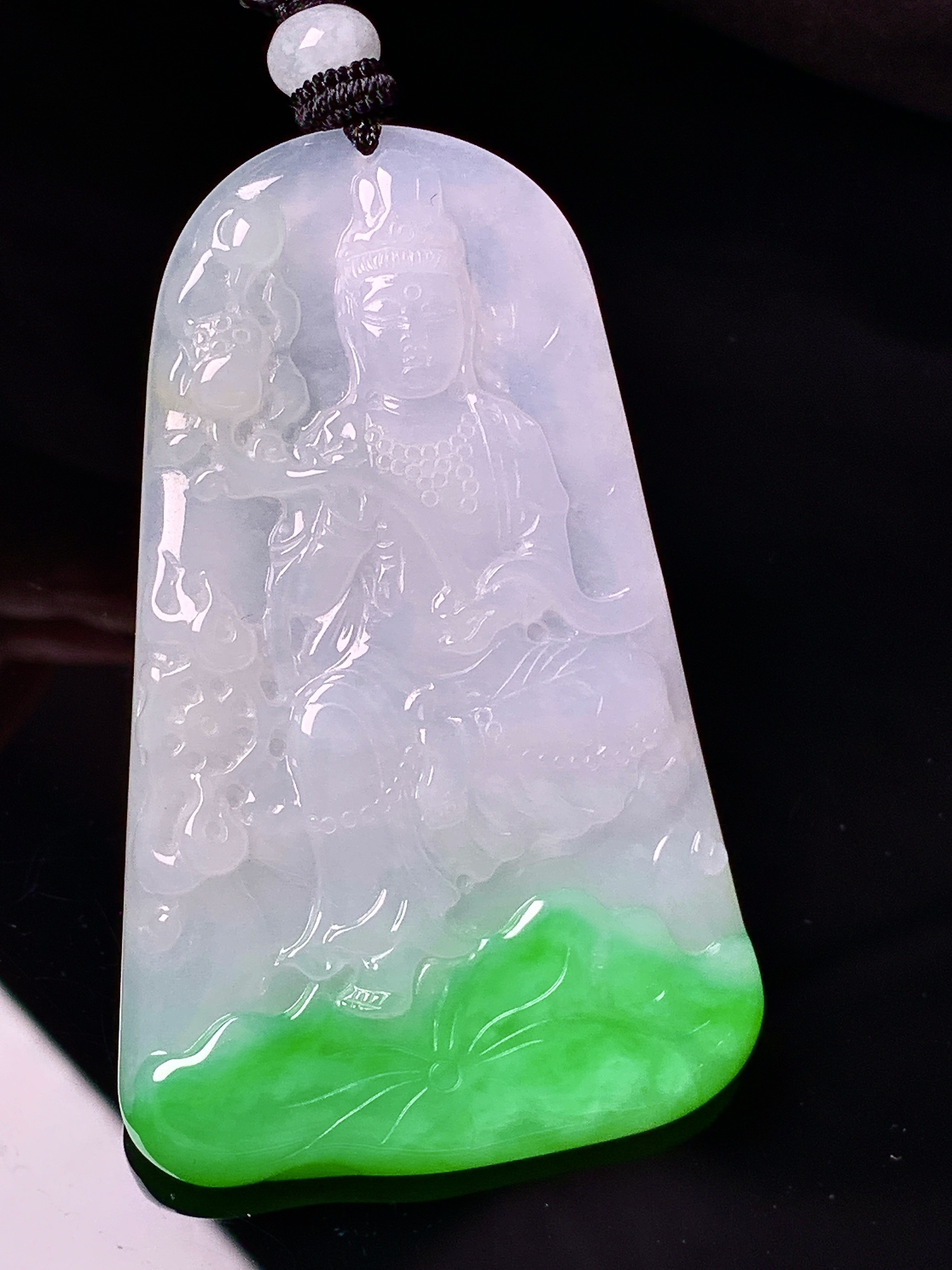 飘绿观音菩萨吊坠 玉质细腻 色泽艳丽清新 水润亮眼 整体尺寸61.2*38.3*5 w1