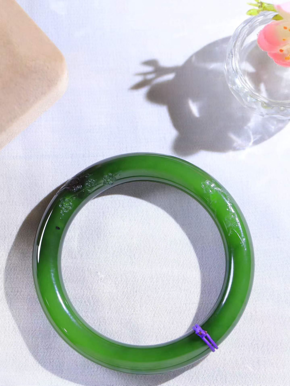 【喜上眉梢.手镯】

收藏级臻品️和田玉碧玉圆条喜鹊 梅花手镯，玉质细腻油润  梅花俏丽绽放，喜鹊舒展翎羽，身姿优美，整器高贵典雅，充满生机活力，喜鹊是报喜之鸟，梅是报春之花，喻喜事至，笑颜开。
重56.54克   尺寸57-10.7-10.2mm   FDA-20901200