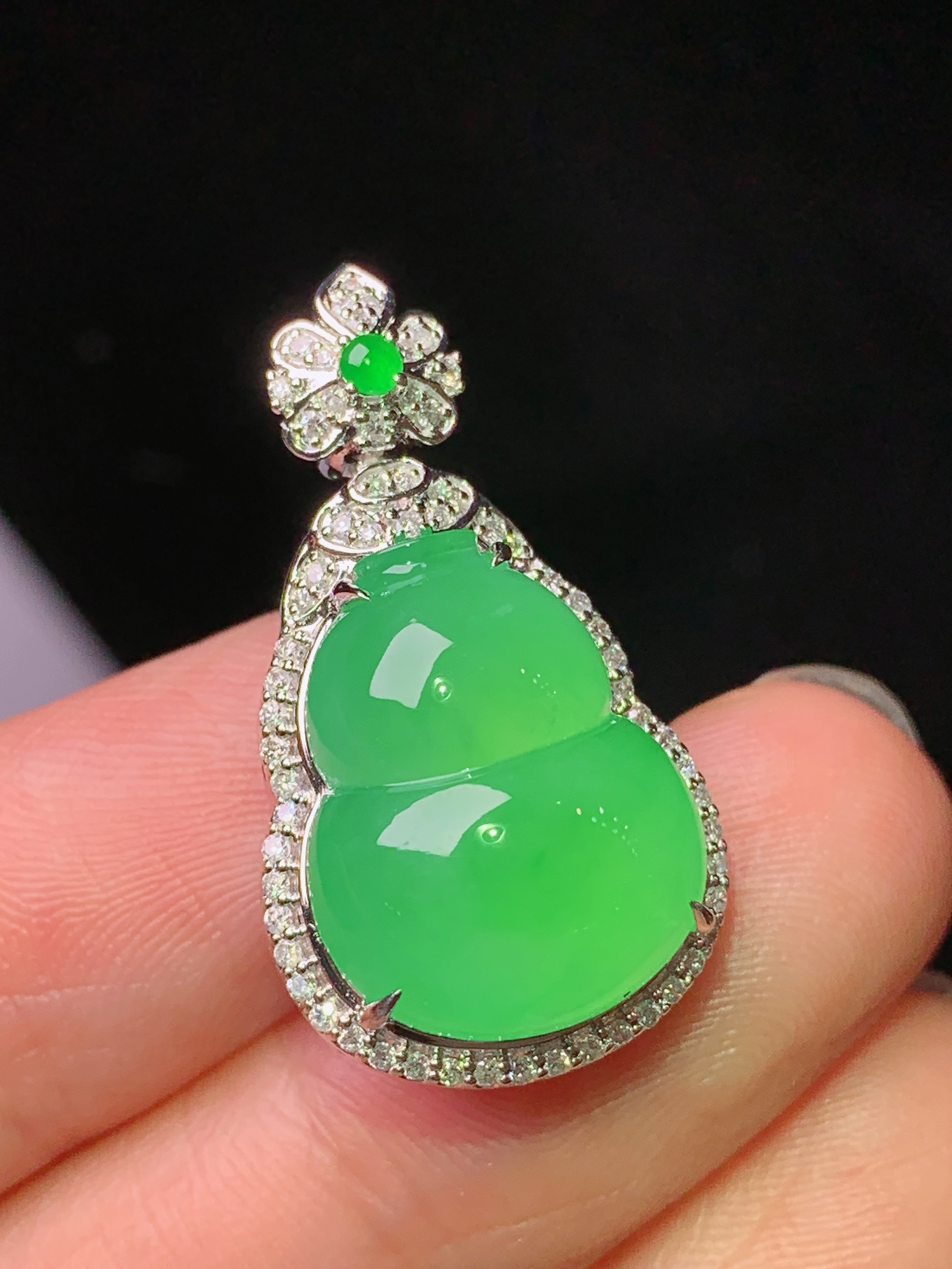 18k金钻镶嵌冰阳绿葫芦吊坠 玉质细腻 色泽艳丽清新 水润亮眼 整体尺寸27.6*15.2*11.5