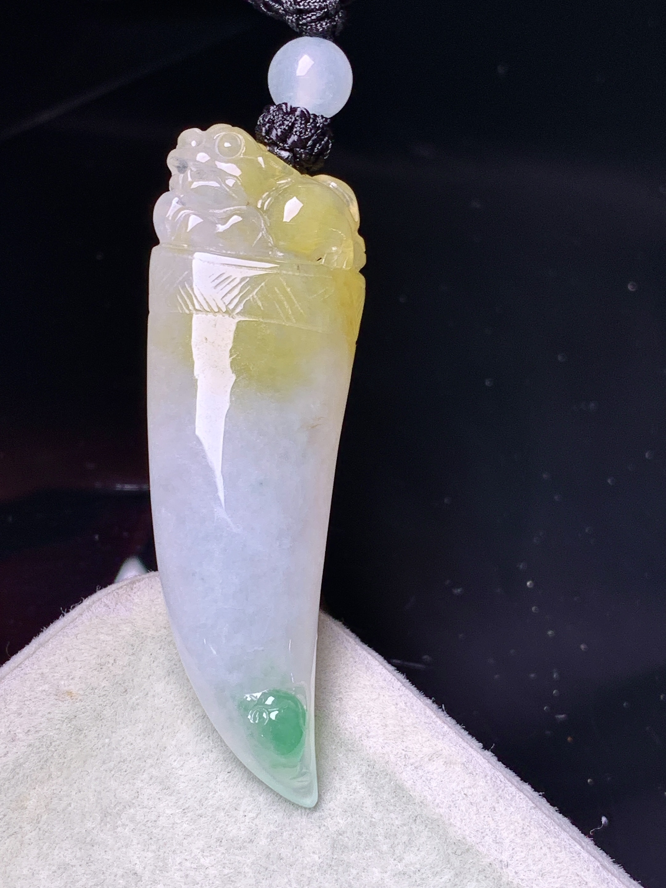 飘黄绿翡狼牙吊坠 玉质细腻 色泽艳丽清新 水润亮眼 整体尺寸45.2*15*9.2 a5
