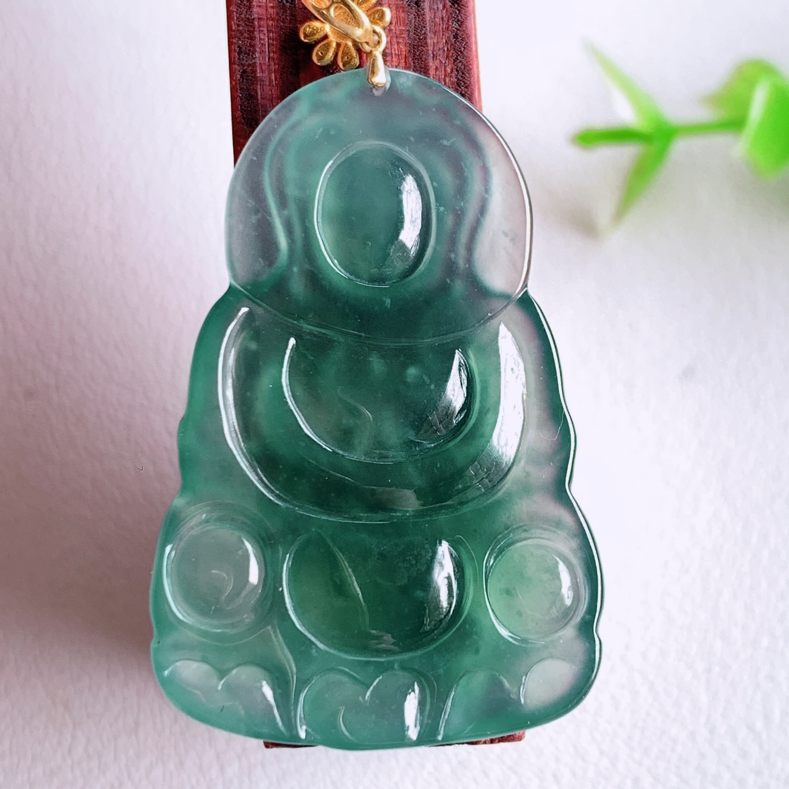 18k金扣蓝冰精雕观音吊坠，法相端庄大气，工艺精湛，种色浓郁，细腻饱满冰润，种老水足，收藏佳品，佩戴大气  W03.3   整体尺寸：43-24-3.6mm  裸石尺寸：36.5-24-3.6mm