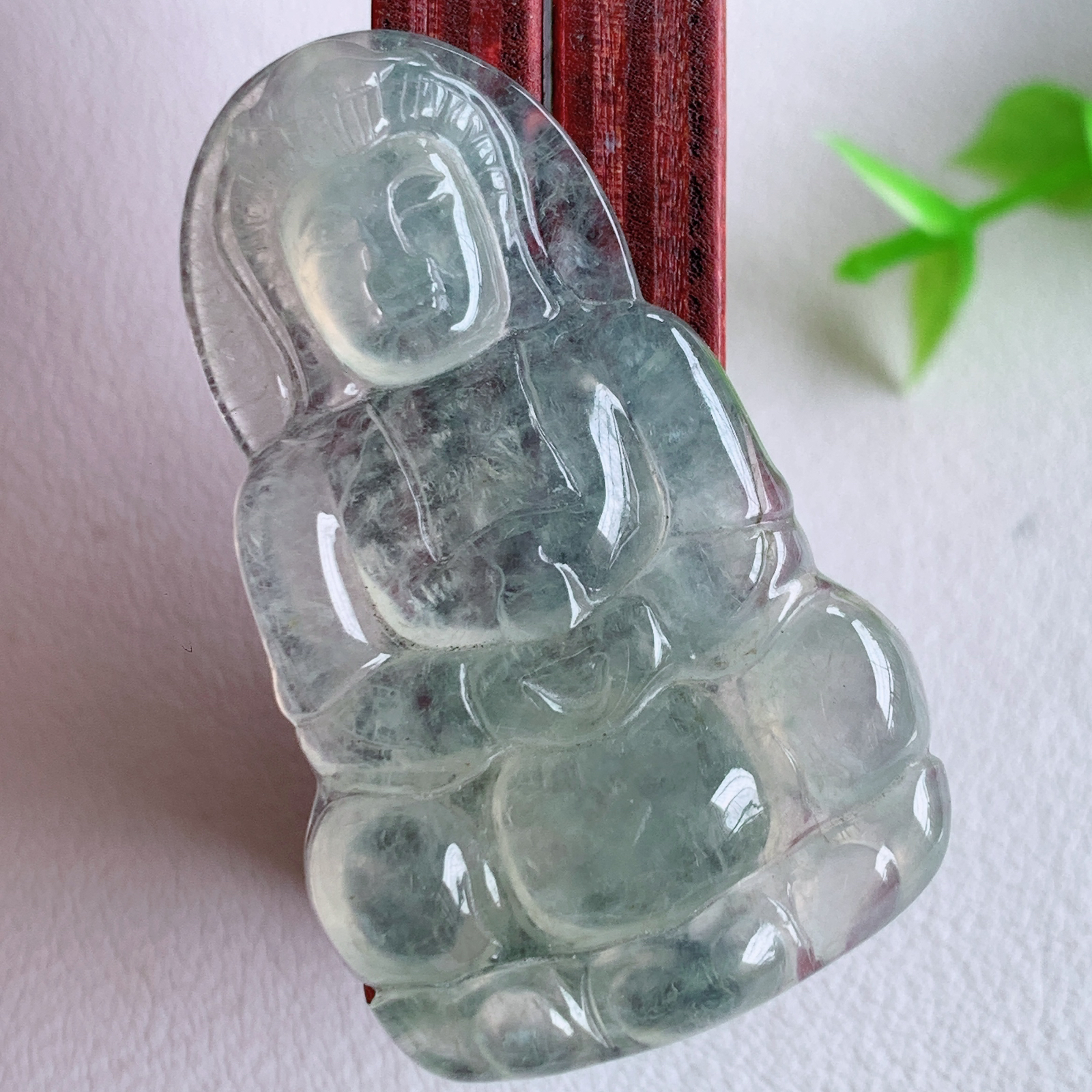 冰润精雕观音吊坠，法相端庄大气，工艺精湛，种色浓郁，细腻饱满冰润，种老水足，收藏佳品，佩戴大气  W03.3  尺寸：41.3-25-4.6mm