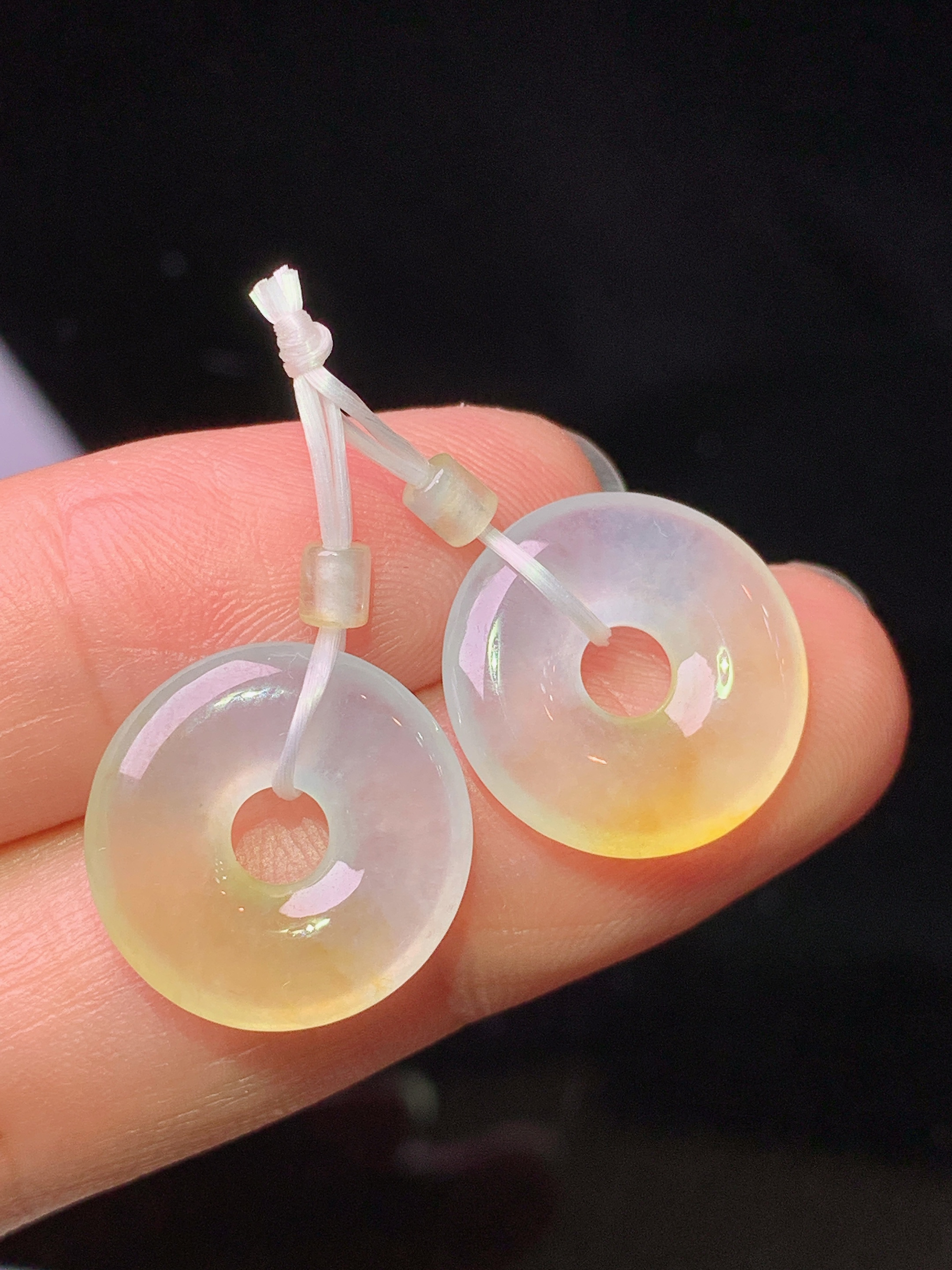 飘绿平安环一对 玉质细腻 色泽艳丽清新 水润亮眼 整体尺寸15*3 e2