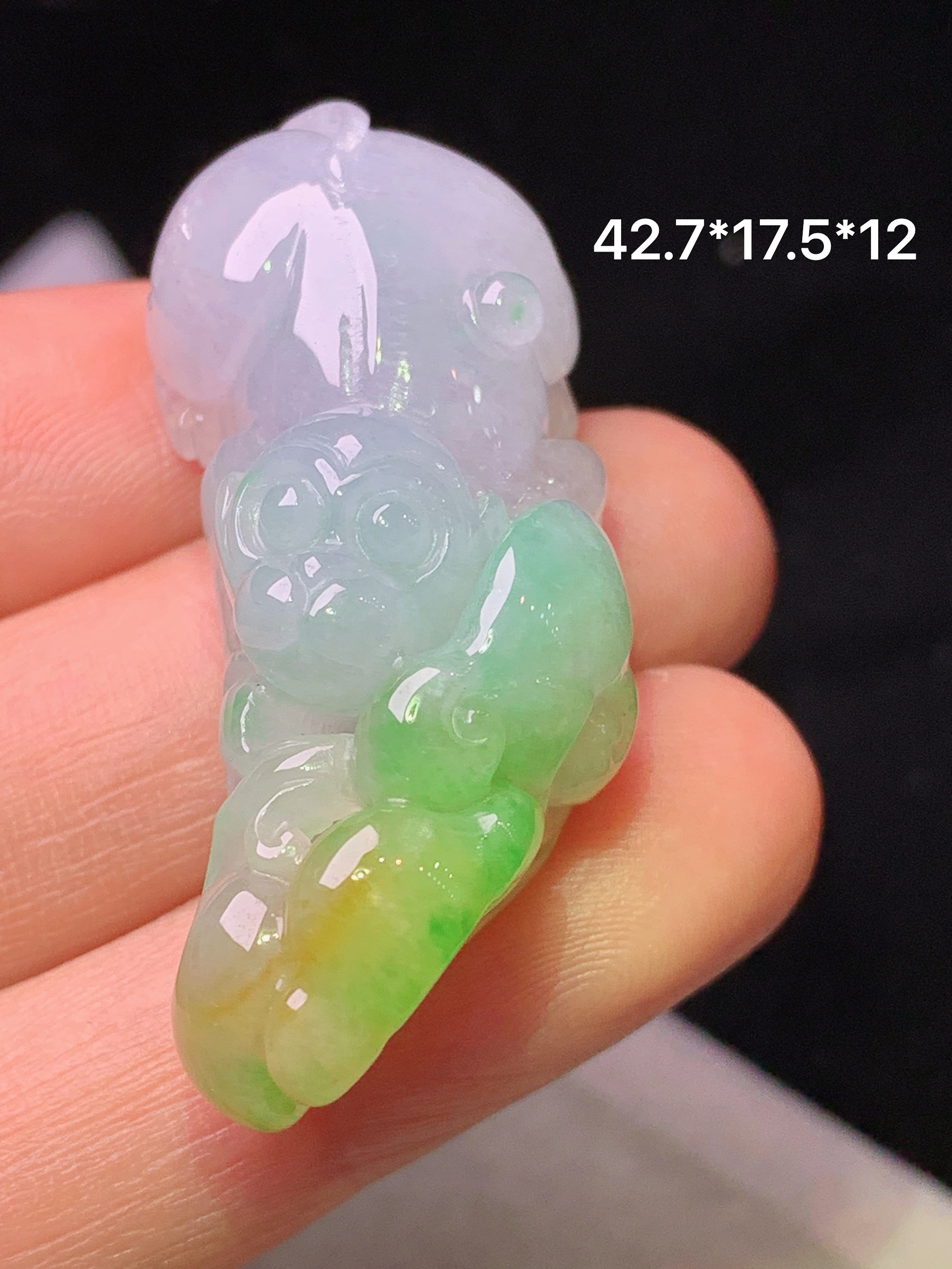 飘黄绿翡灵猴吊坠 玉质细腻 色泽艳丽清新 水润亮眼 整体尺寸42.7*17.5*12 a5