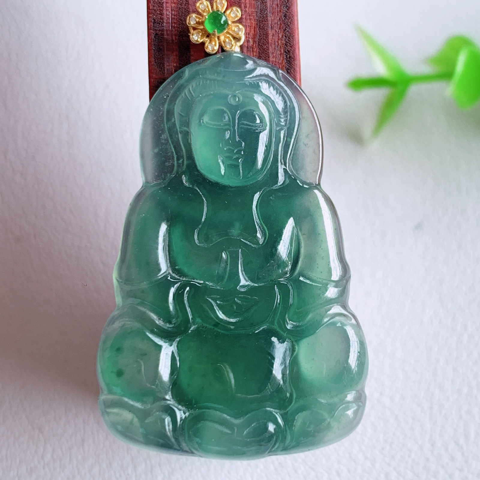 18k金扣蓝冰精雕观音吊坠，法相端庄大气，工艺精湛，种色浓郁，细腻饱满冰润，种老水足，收藏佳品，佩戴大气  W03.3   整体尺寸：43-24-3.6mm  裸石尺寸：36.5-24-3.6mm