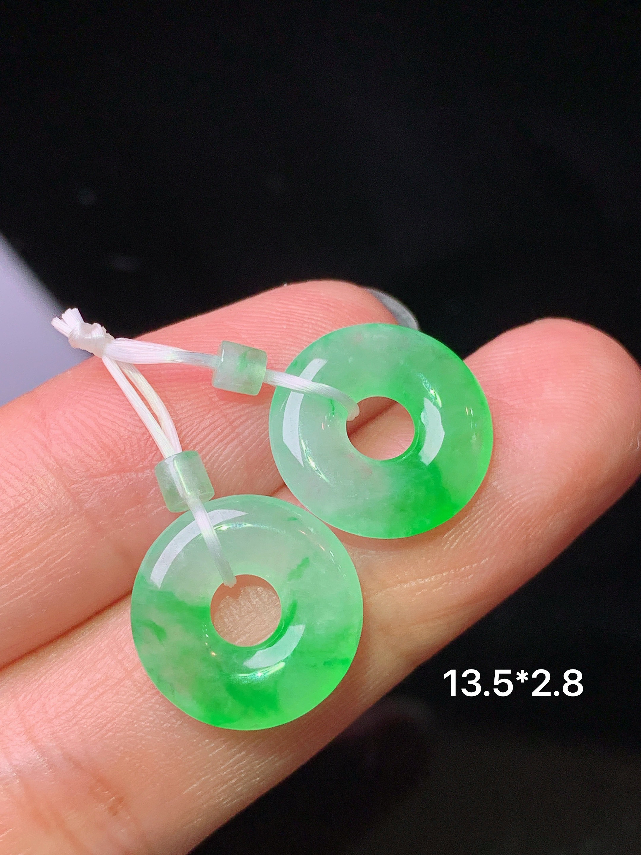 飘绿平安环一对 玉质细腻 色泽艳丽清新 水润亮眼 整体尺寸13.5*2.8 e2
