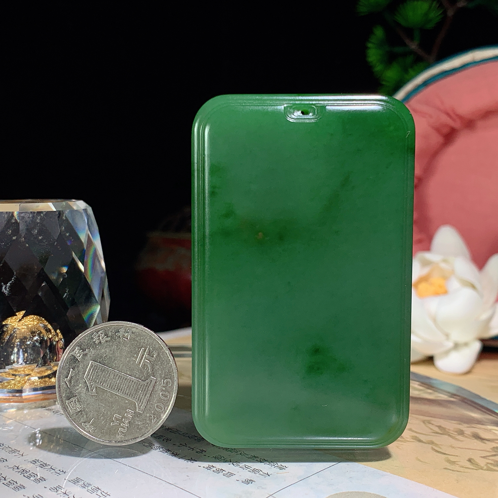 和田玉俄罗斯碧玉阳绿平安无事牌挂件。尺寸70/43/11重90克。玉质细腻油润。无裂无杂无结构 手推出油。佩戴高端典雅。lt2601006