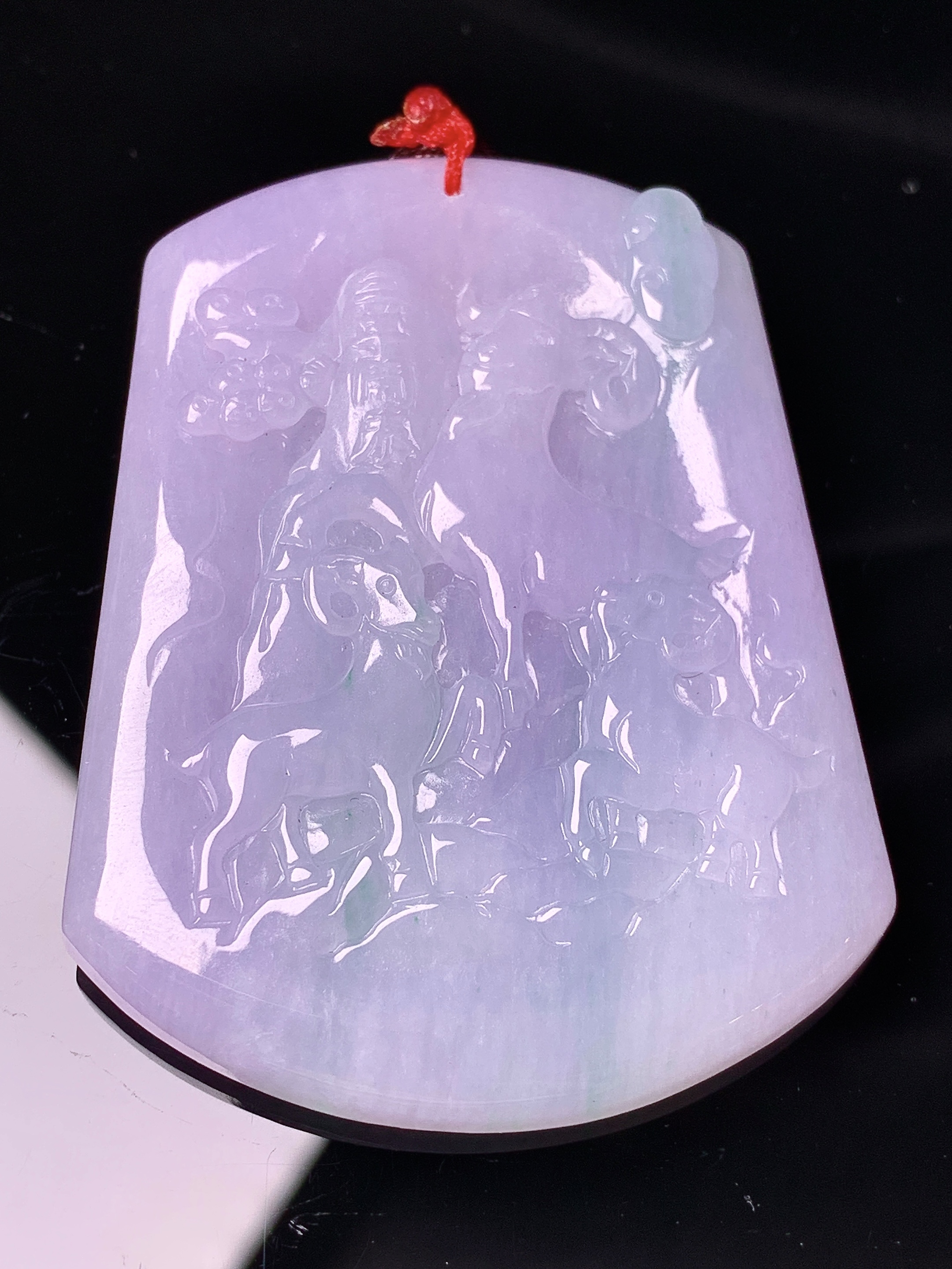 淡紫罗兰生肖羊牌吊坠 玉质细腻 色泽艳丽清新 水润亮眼 整体尺寸54.3*41.4*5.5 b2