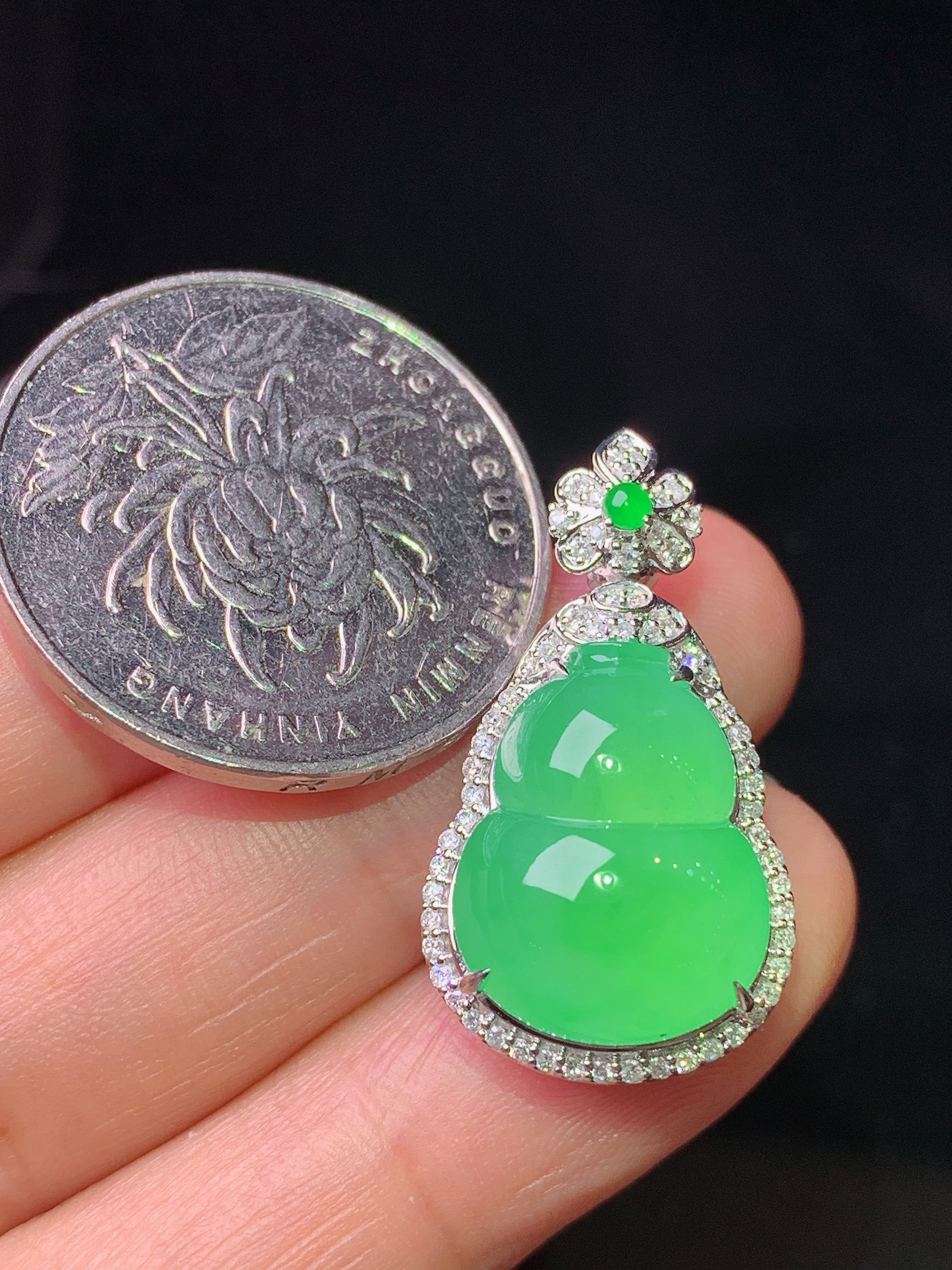 18k金钻镶嵌冰阳绿葫芦吊坠 玉质细腻 色泽艳丽清新 水润亮眼 整体尺寸27.6*15.2*11.5 h6