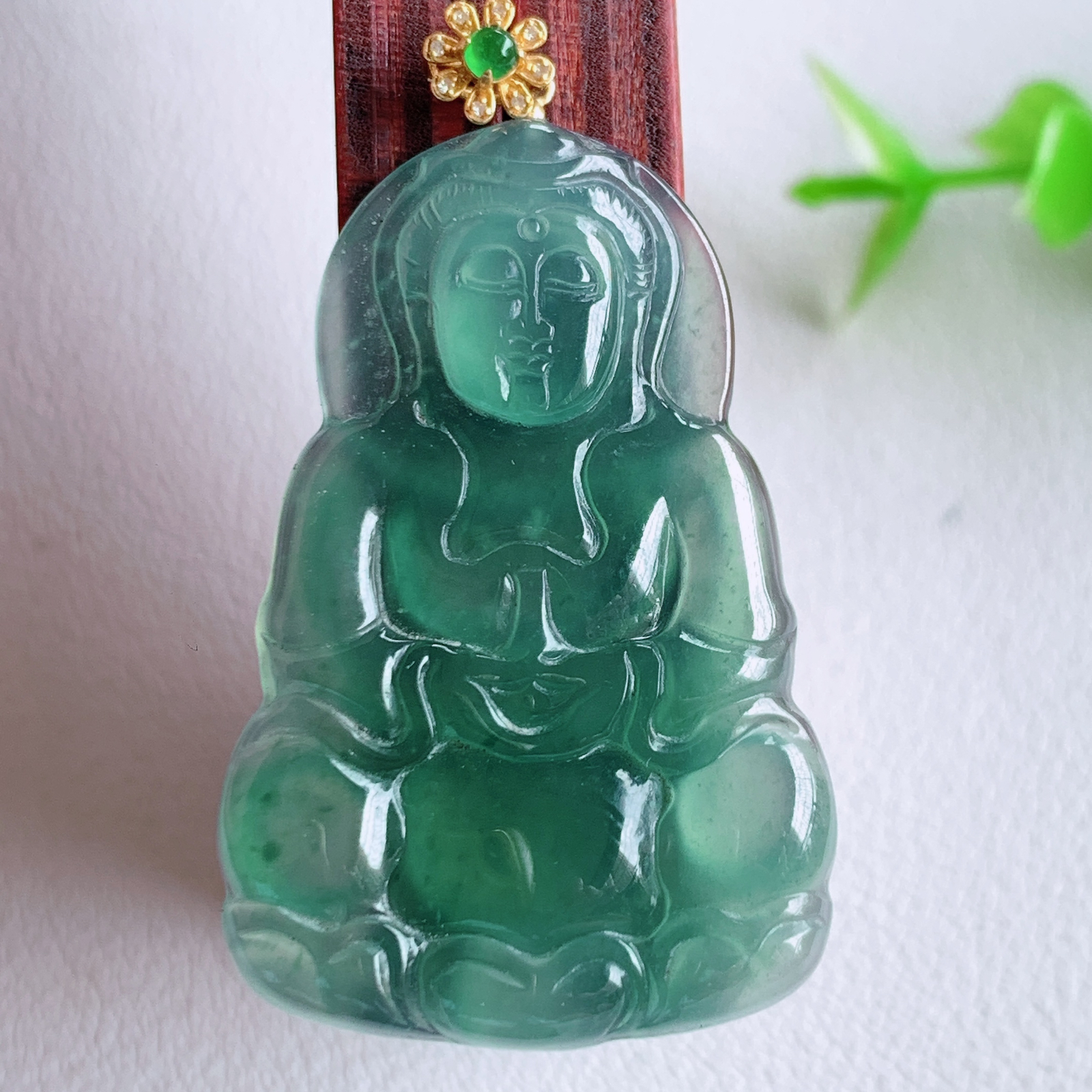 18k金扣蓝冰精雕观音吊坠，法相端庄大气，工艺精湛，种色浓郁，细腻饱满冰润，种老水足，收藏佳品，佩戴大气  W03.3   整体尺寸：43-24-3.6mm  裸石尺寸：36.5-24-3.6mm