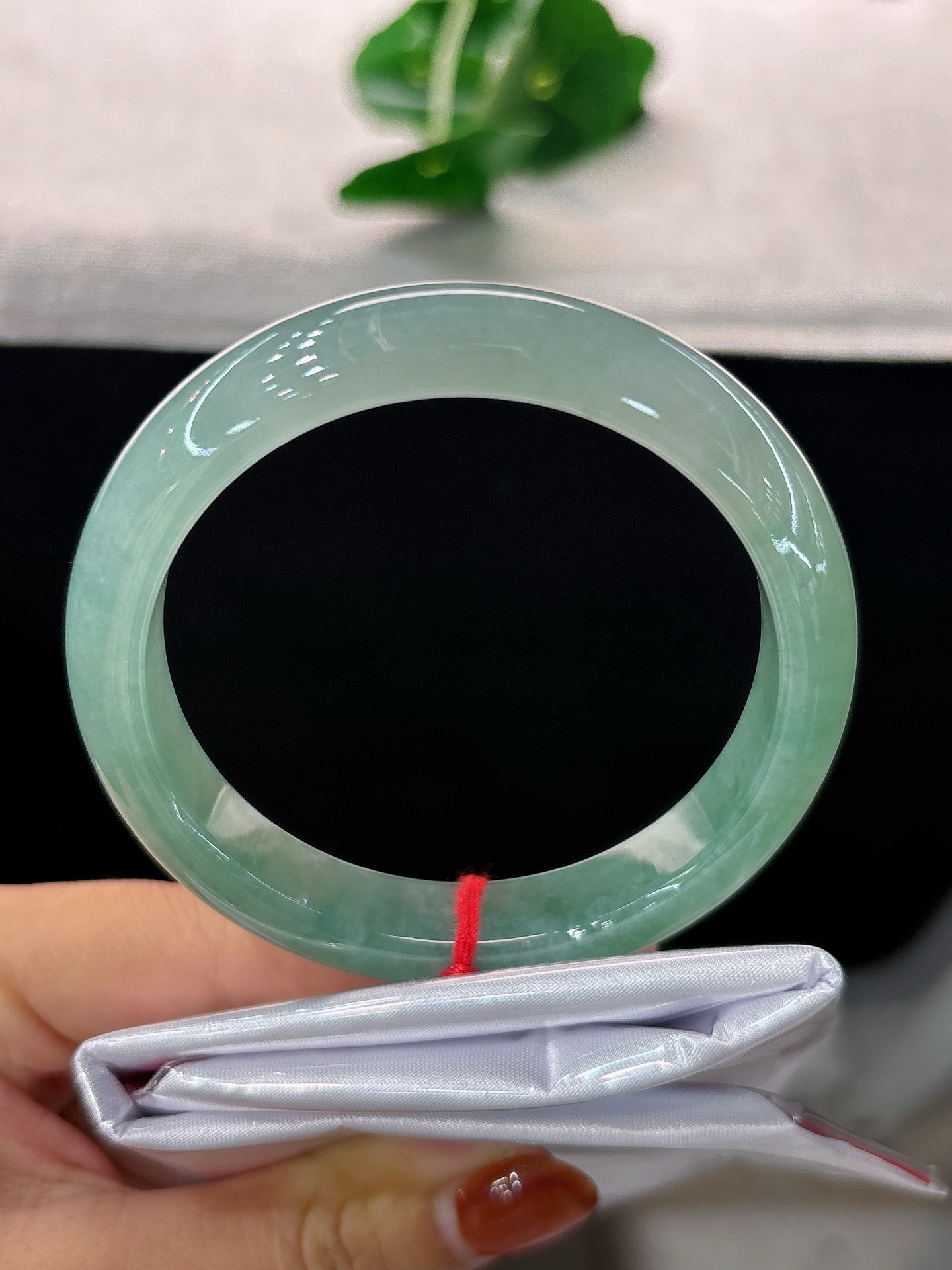 天然翡翠手镯，圈口57.3/12.1/8.3，正圈湖绿柔底，似一汪碧水凝于镯间，莹润通透，清雅淡然
