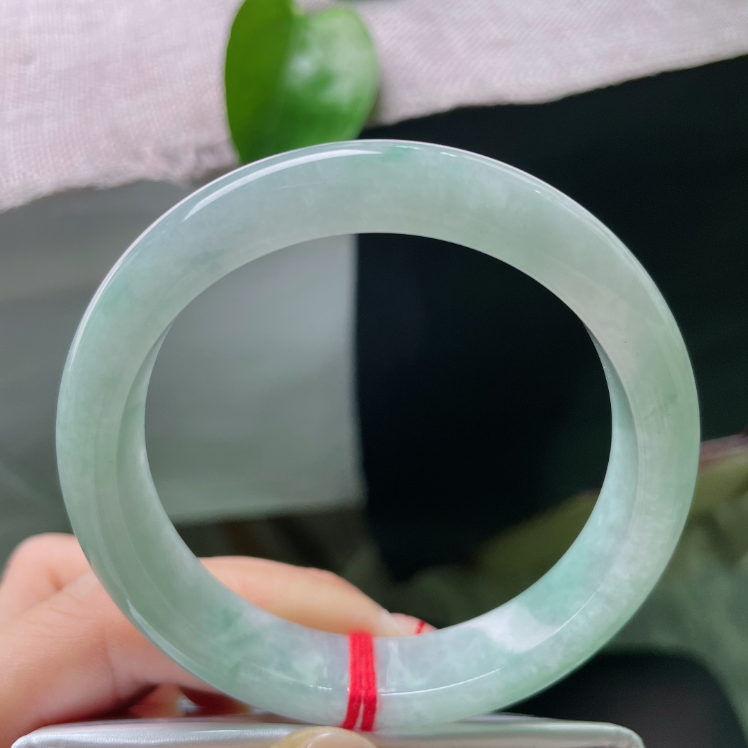 55.7/12.1/8.3，飘花正圈，无裂，清润浅翠温婉柔和，上手尽显恬静雅致的淑女气质。ss571