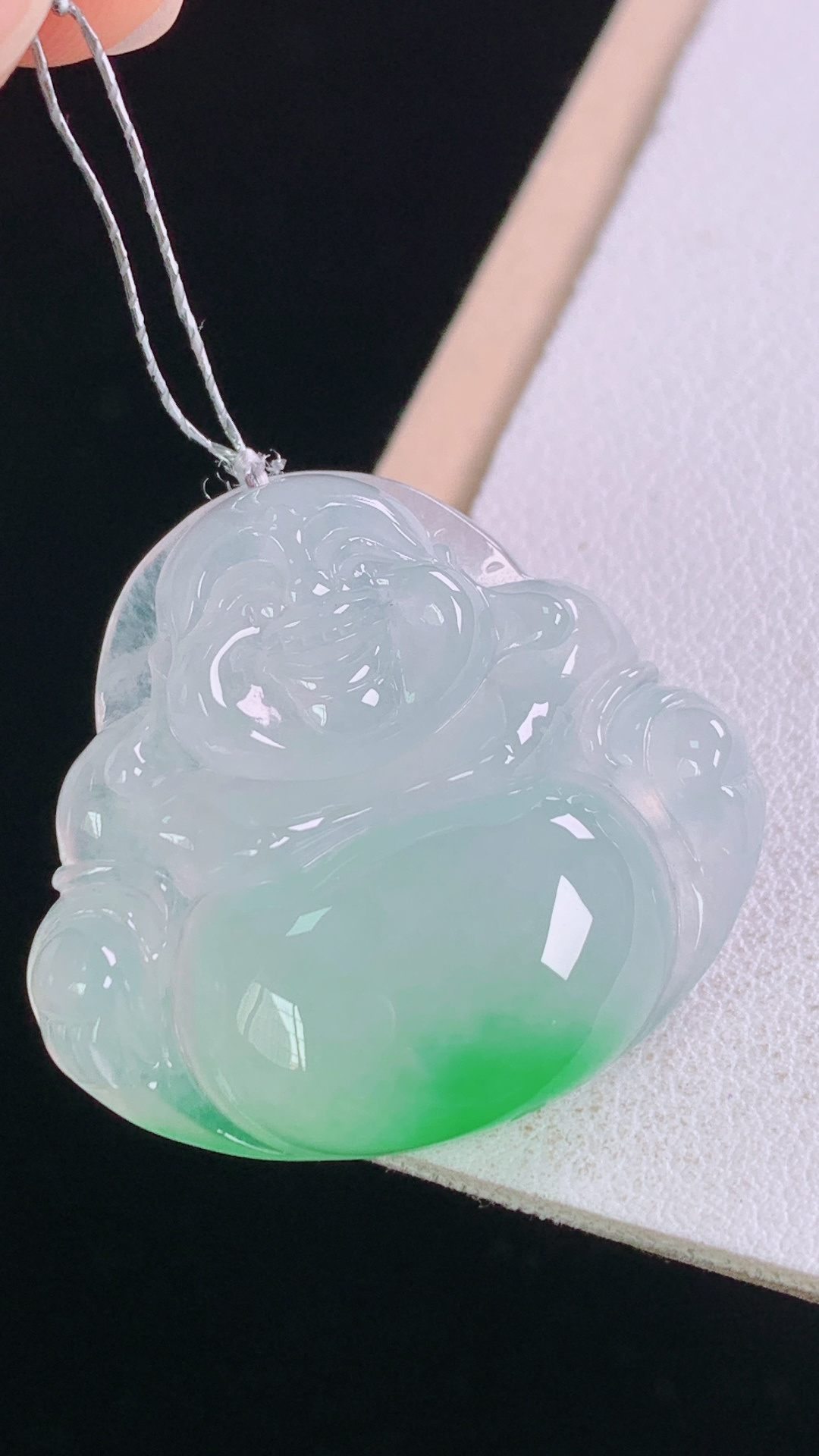 冰飘绿佛公 翠色清新，清爽细腻，无裂 尺寸:26.8-29.9-6.4mm 4